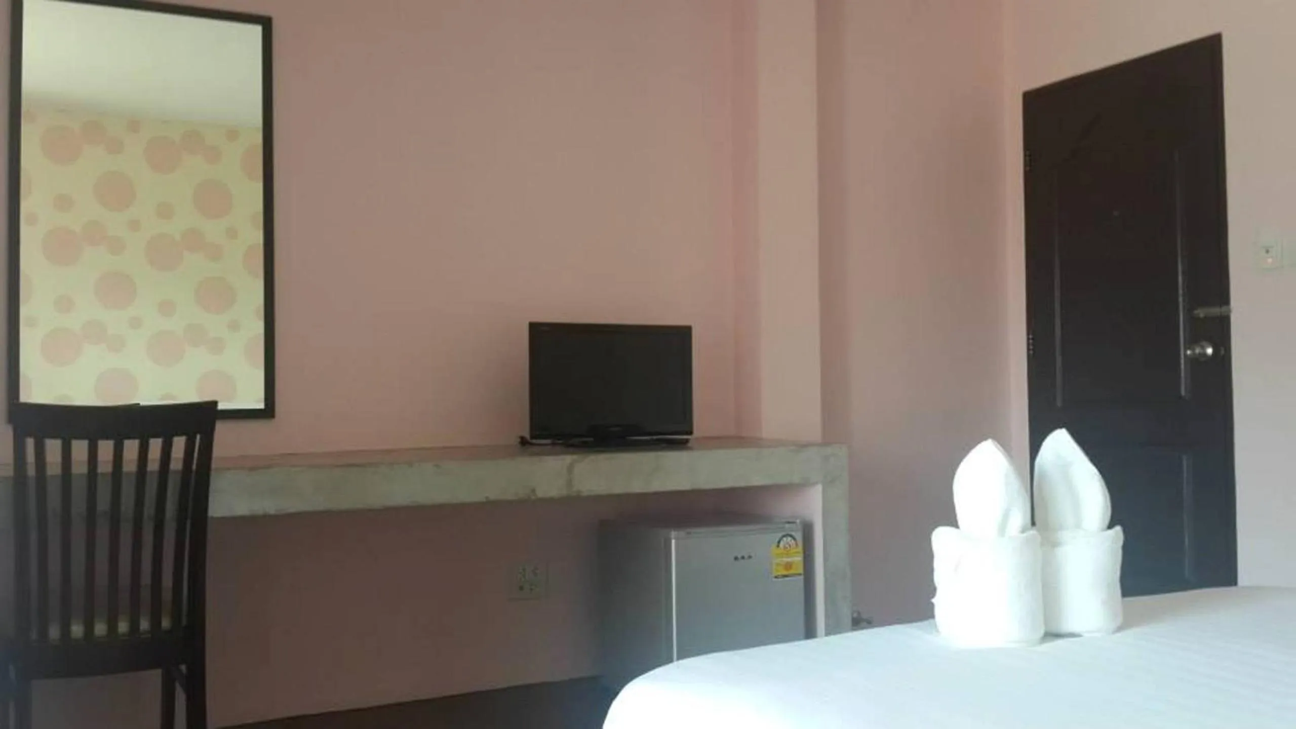 Photo of the whole room, Bed in Nalin Place