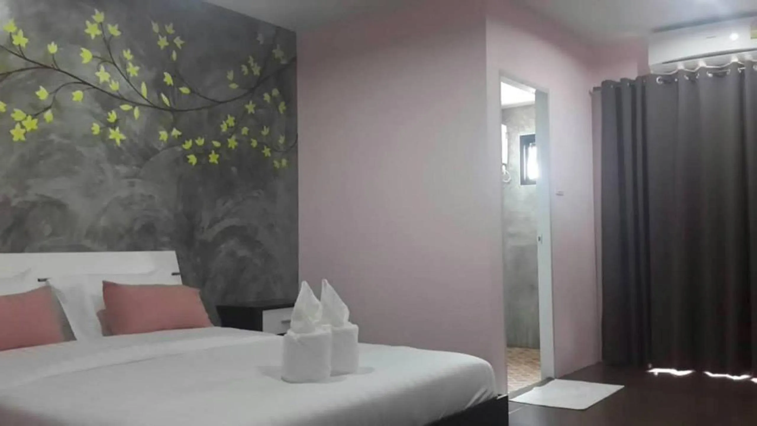 Photo of the whole room, Bed in Nalin Place