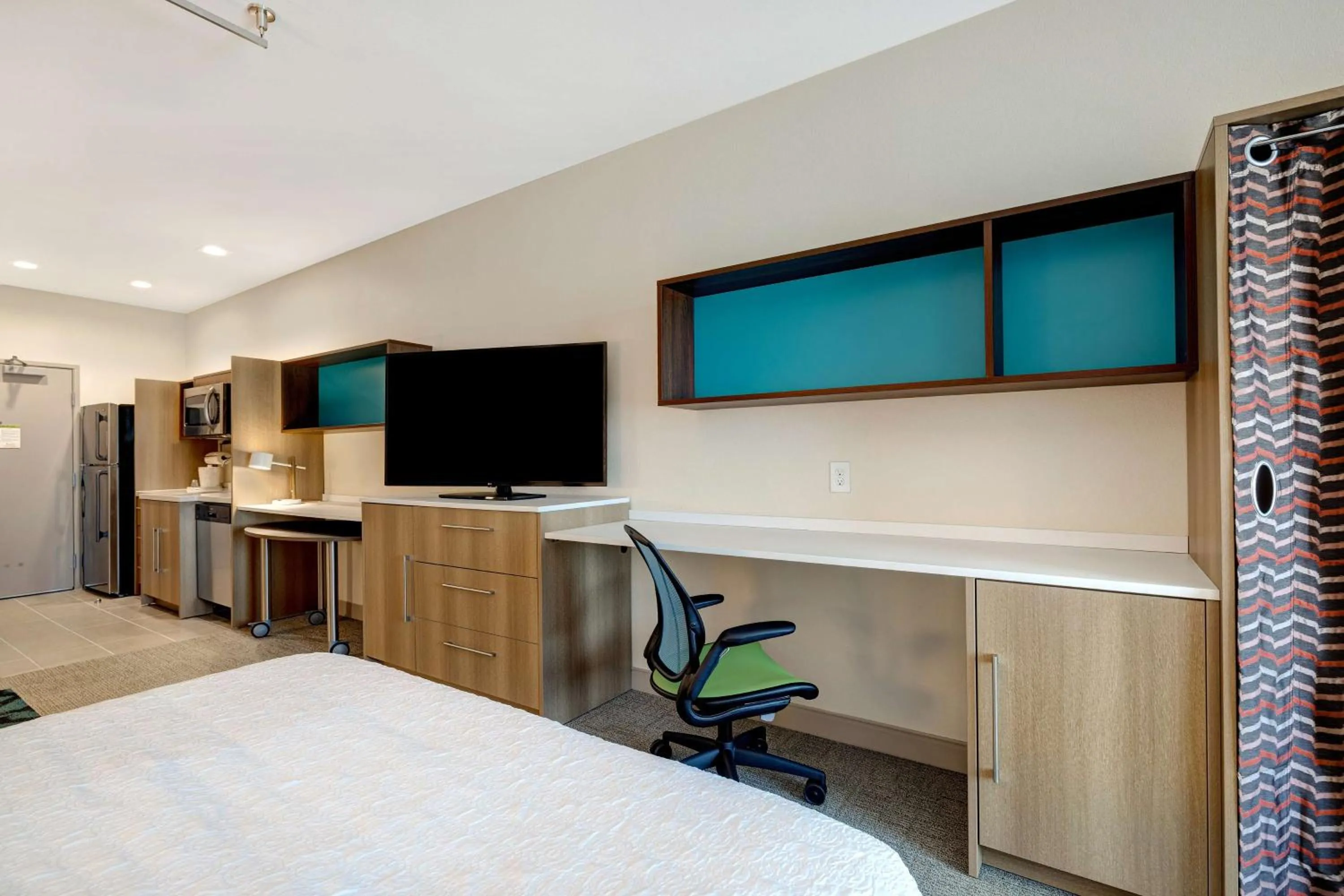 Kitchen or kitchenette, Bed in Home2 Suites Galveston, Tx