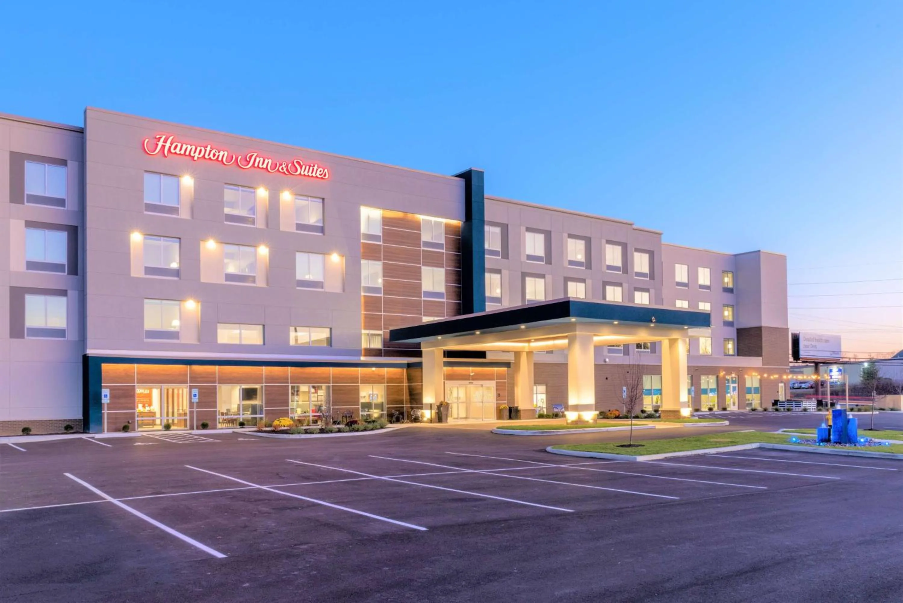 Property building in Hampton Inn & Suites Cincinnati West, Oh
