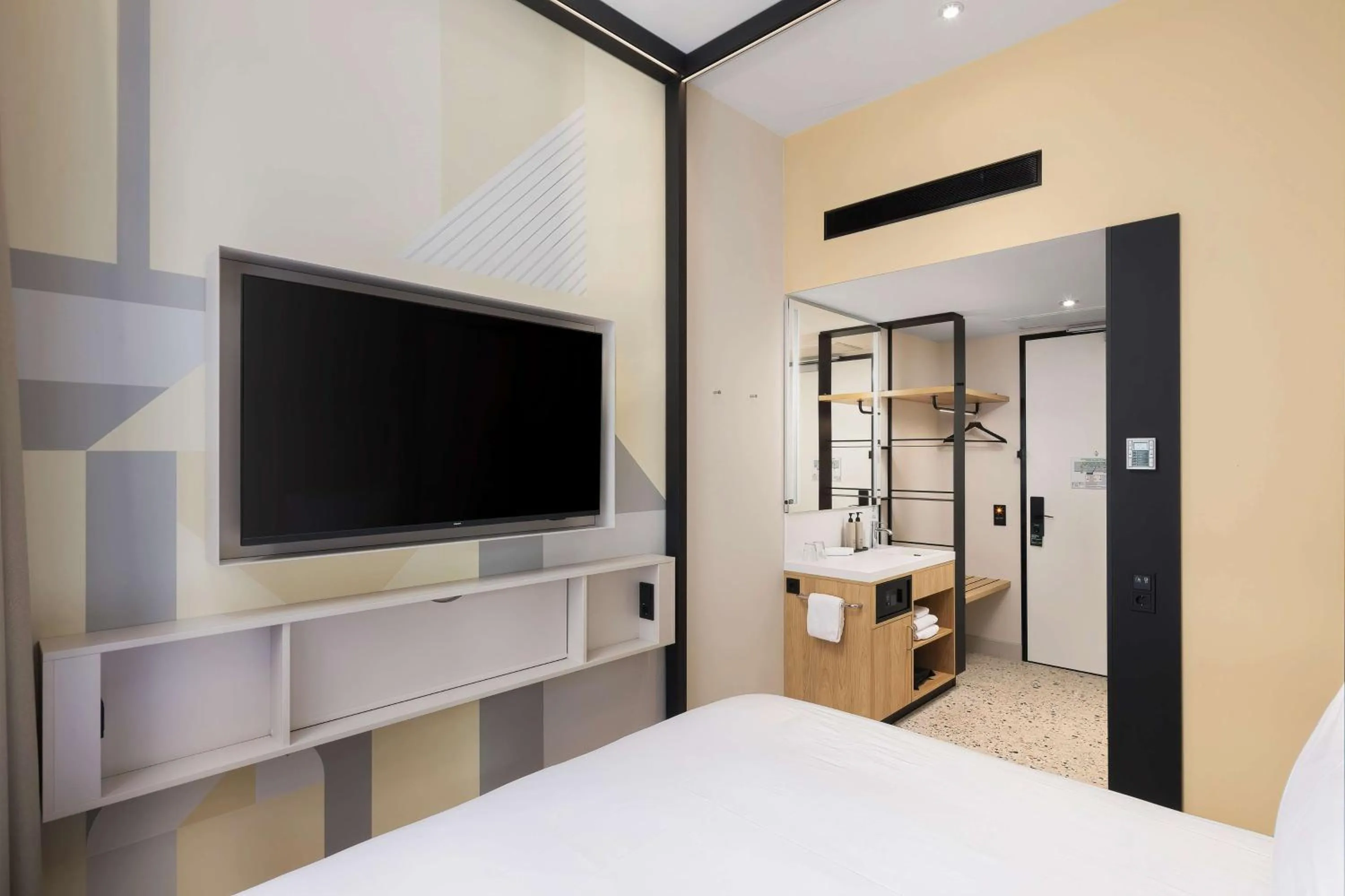 Photo of the whole room, Bed in Motto By Hilton Rotterdam Blaak