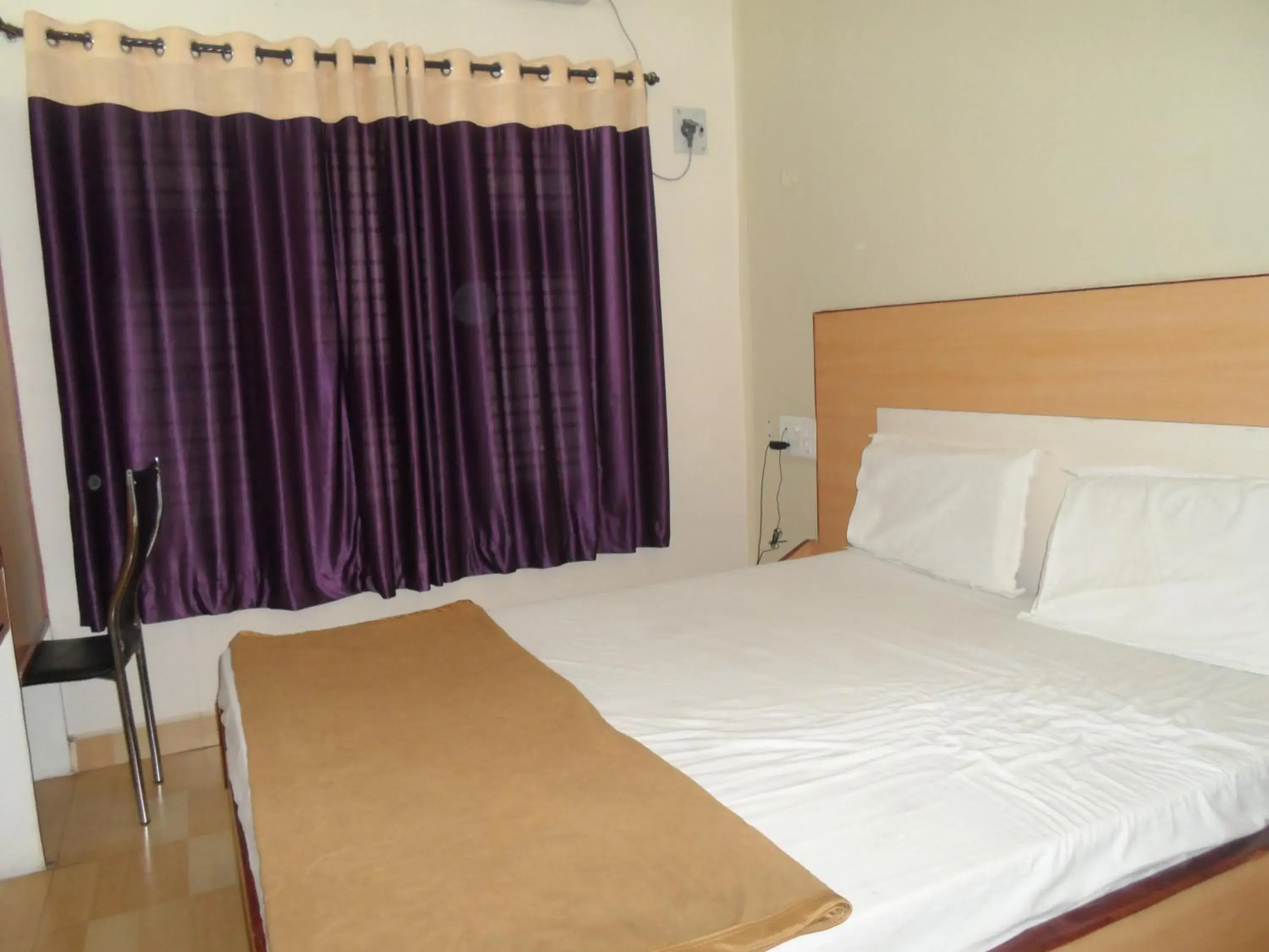 Deluxe Double Room with Fan in Hotel Pasuparthy Residency Deluxe Double Room with Fan in Hotel Pasuparthy Residency
