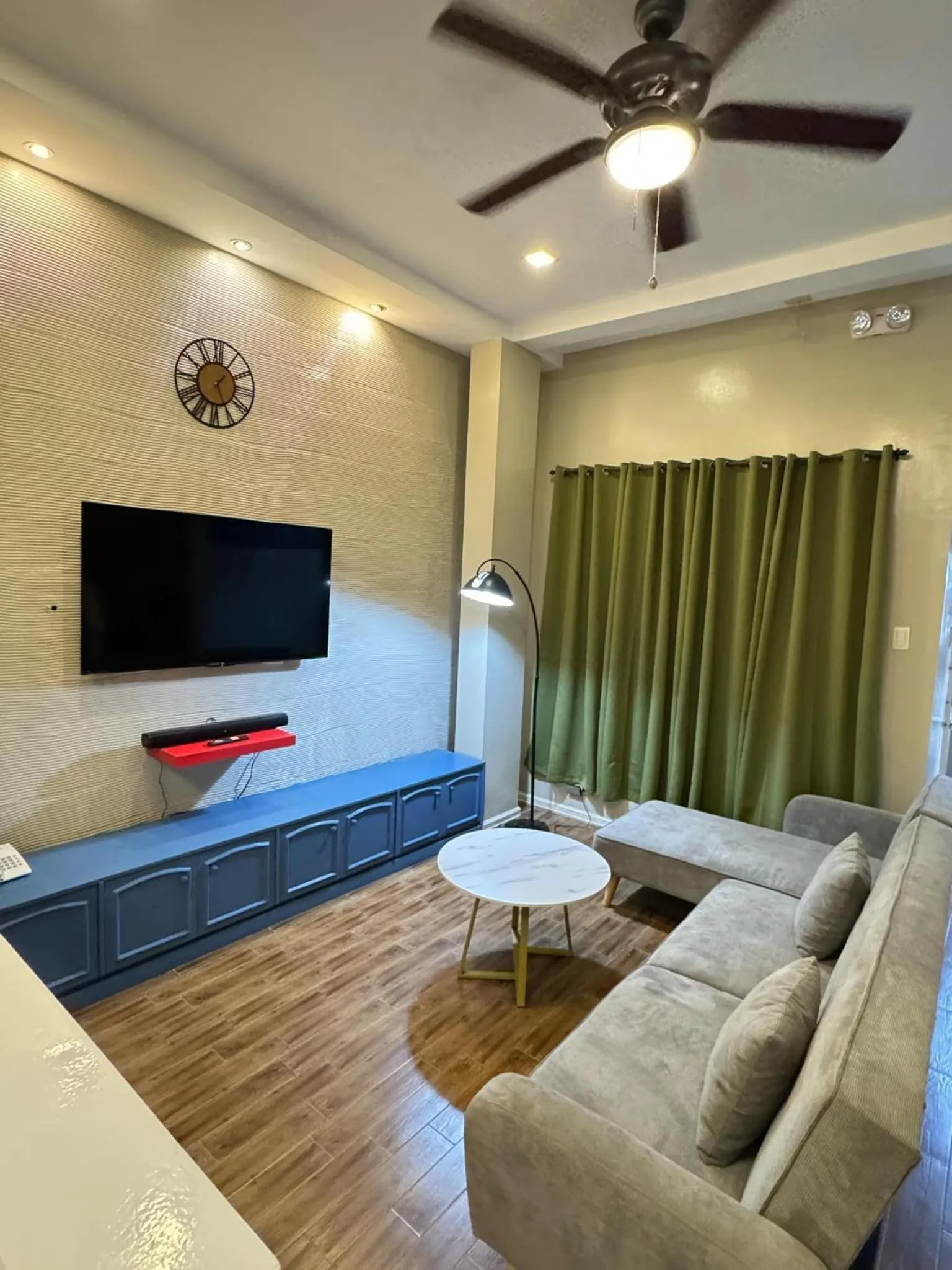 Communal lounge/ TV room in Red Coco Inn de Boracay