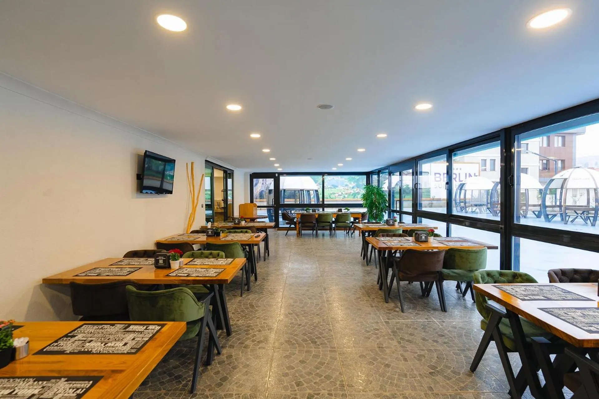 Restaurant/places to eat in Berlin Suite Hotel Trabzon