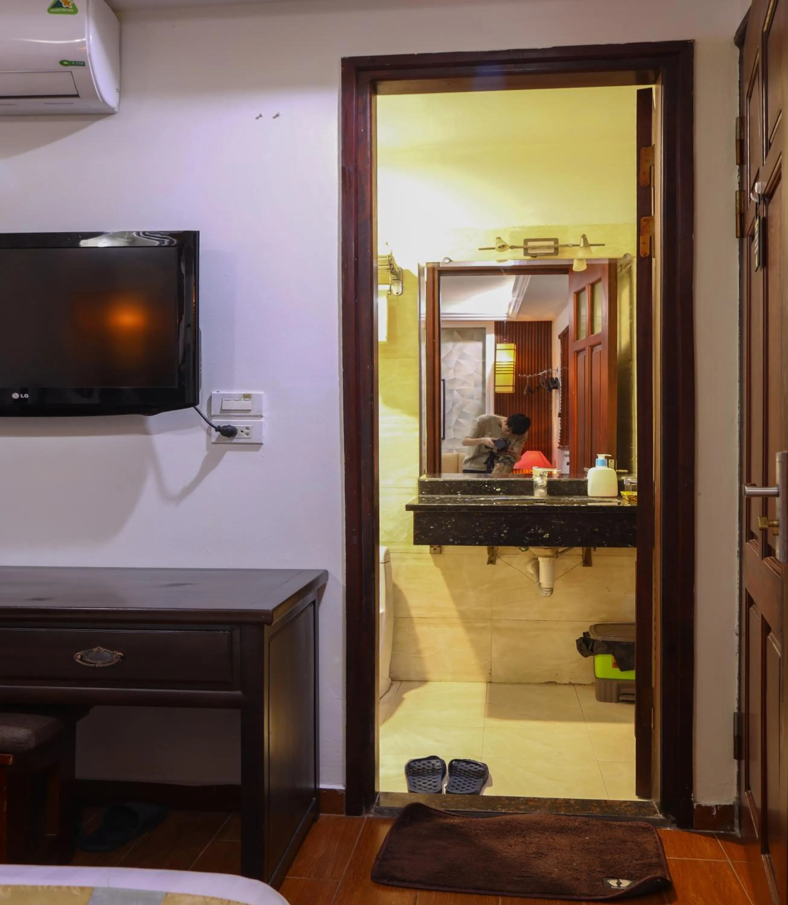 Shower in Art Hotel Ha Noi