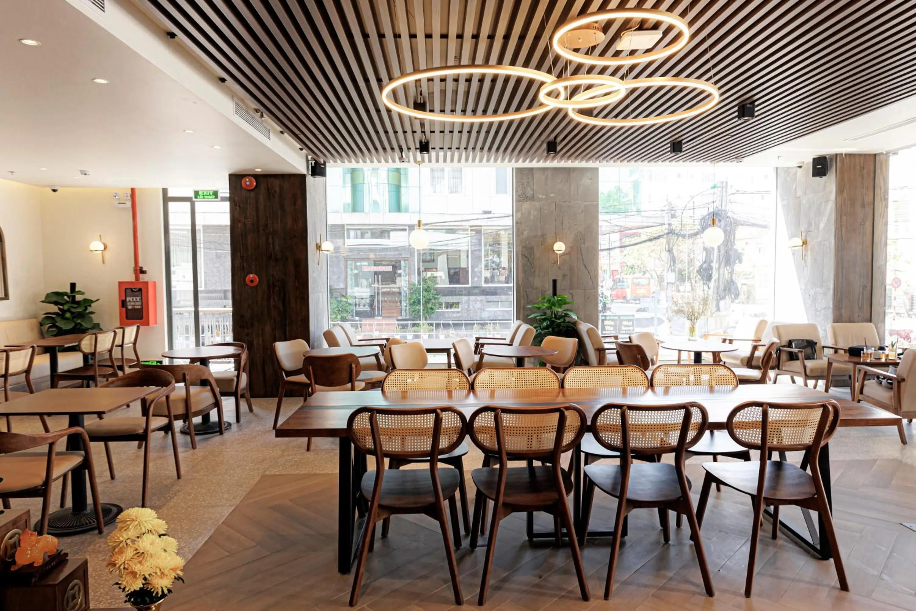 Restaurant/places to eat in TTR Central Apart Hotel