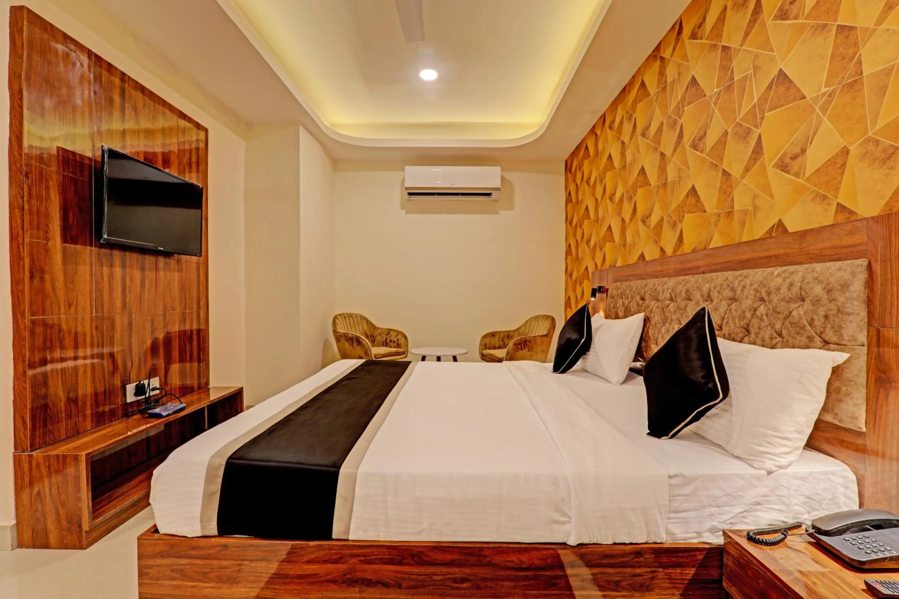 TV and multimedia, Bed in Hotel Heera Grand