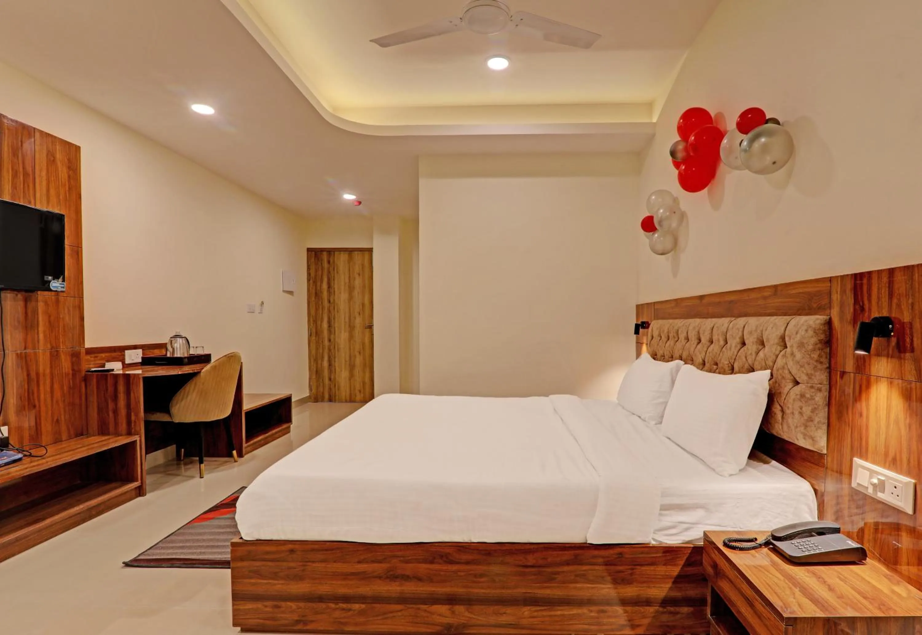 TV and multimedia, Bed in Hotel Heera Grand