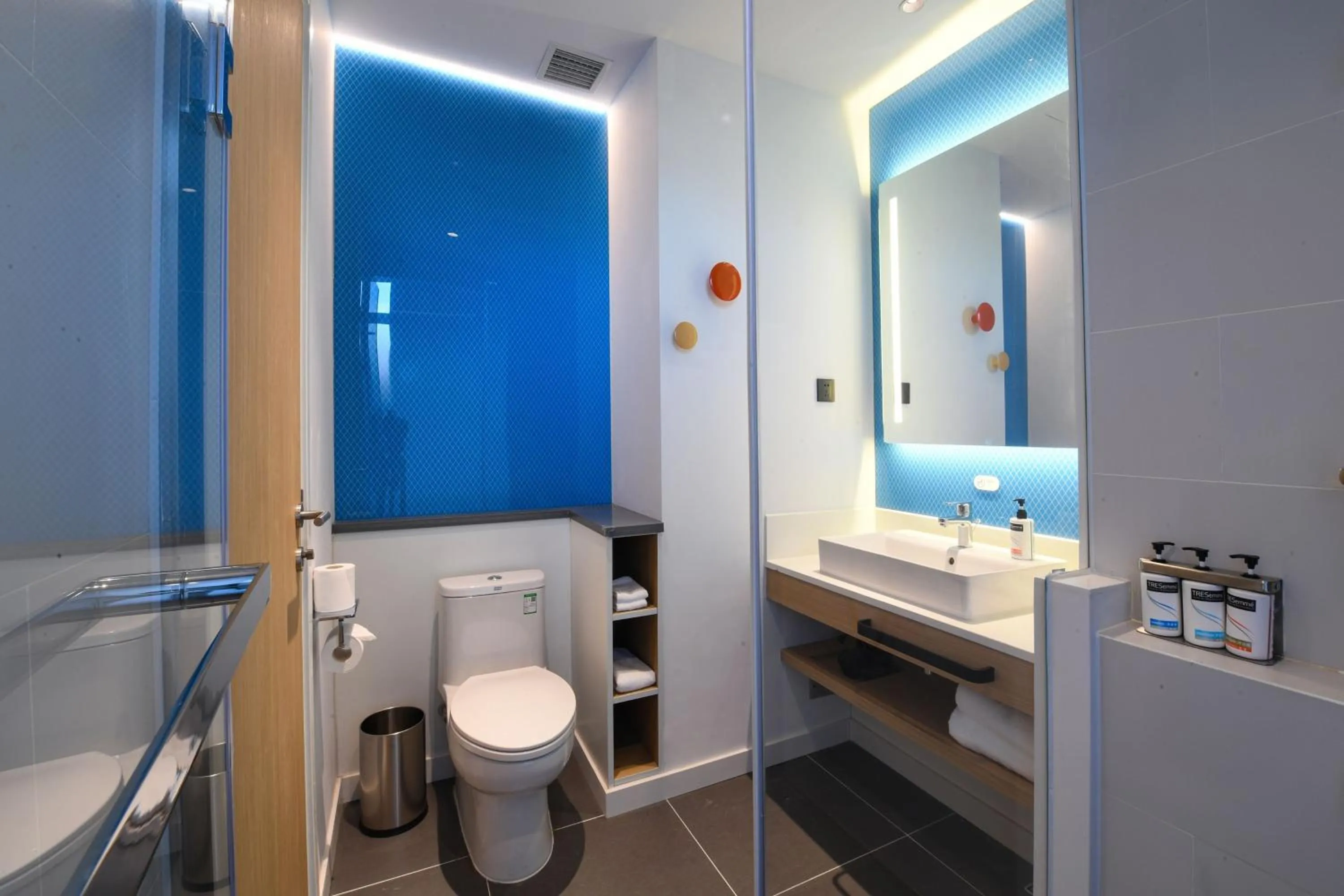 Photo of the whole room in Holiday Inn Express Tianjin Binhai by IHG