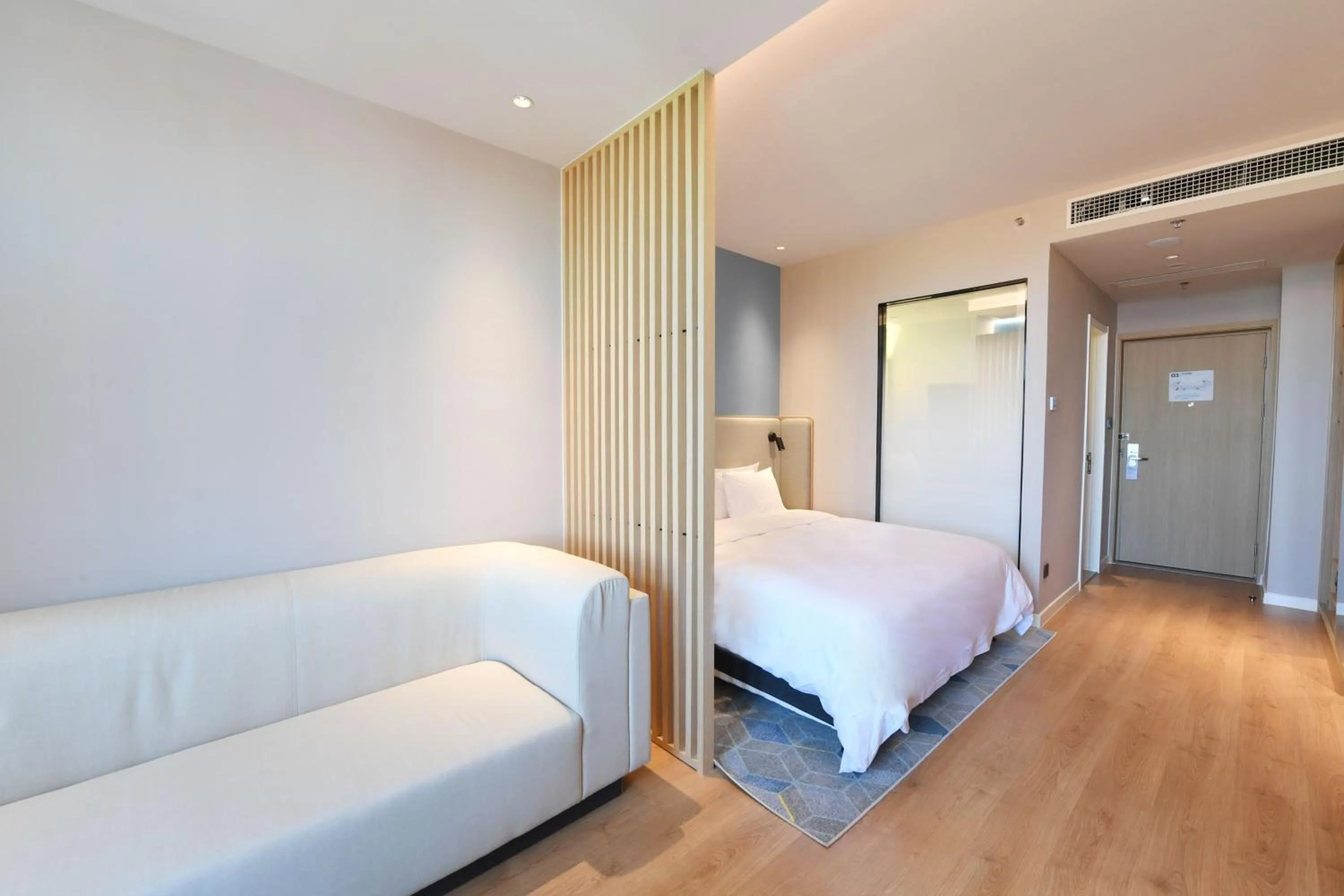 Photo of the whole room, Bed in Holiday Inn Express Tianjin Binhai by IHG