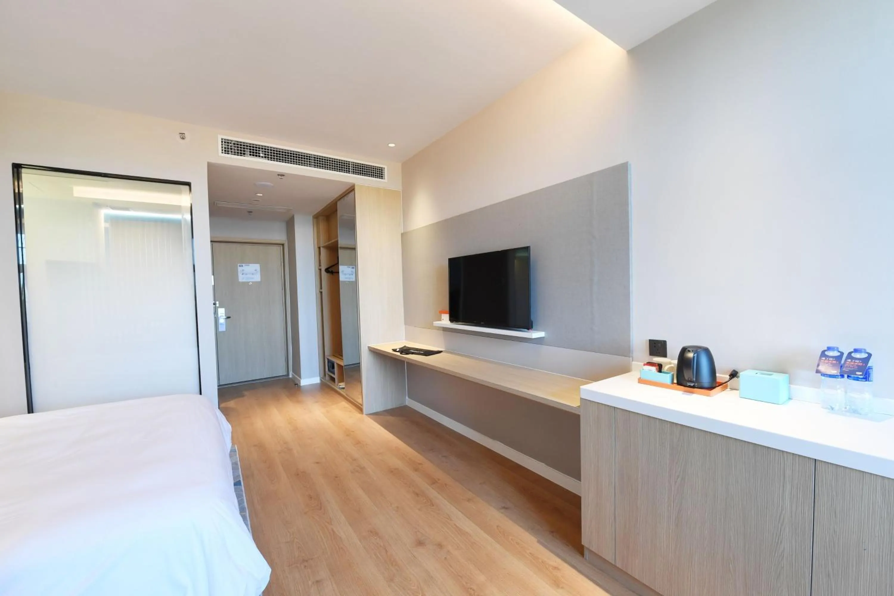 Photo of the whole room, Bed in Holiday Inn Express Tianjin Binhai by IHG