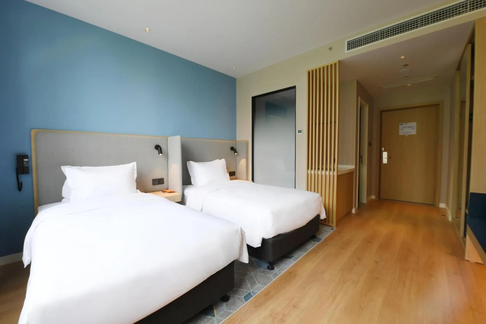 Photo of the whole room, Bed in Holiday Inn Express Tianjin Binhai by IHG