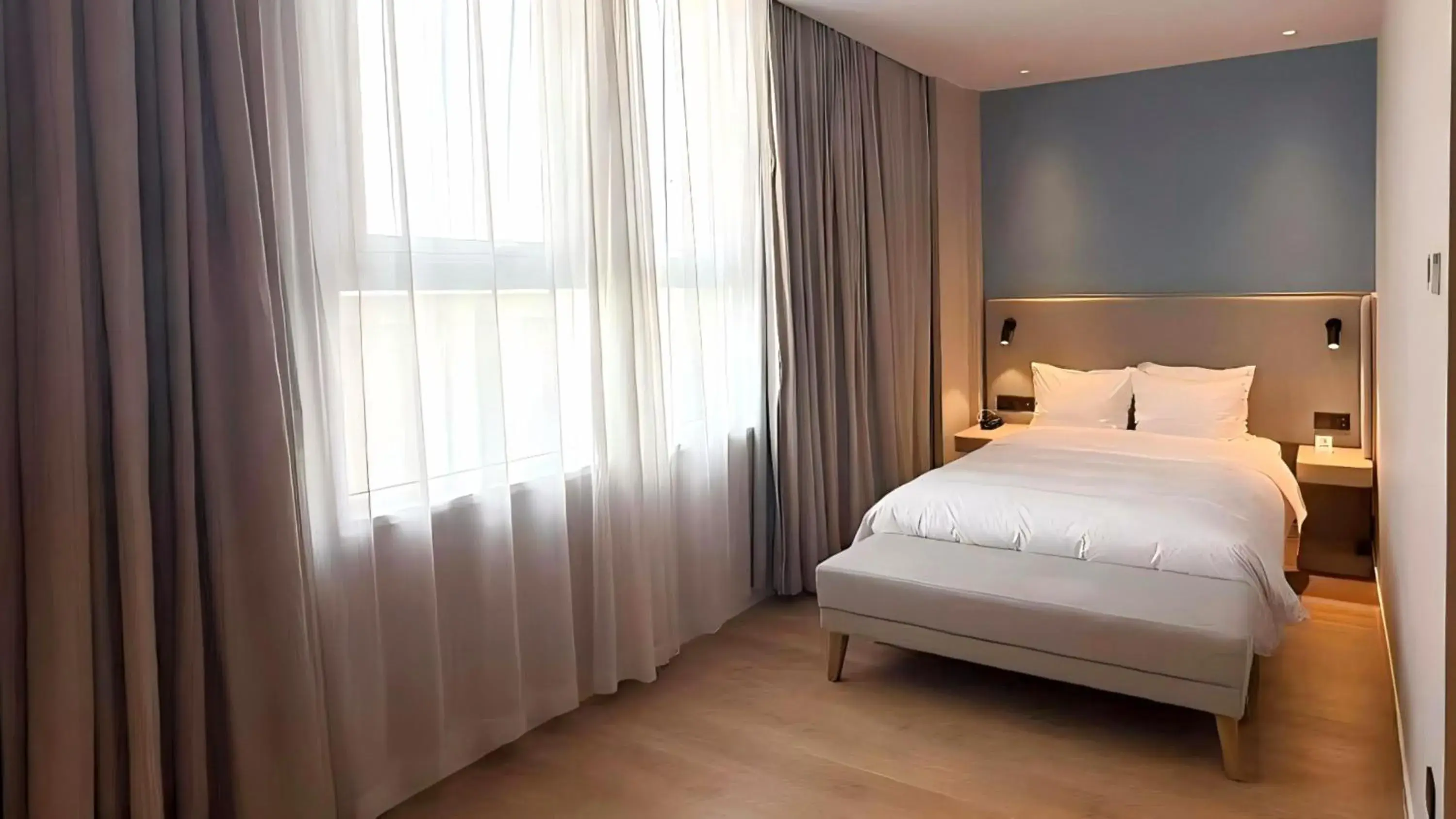 Standard King Room - Disability Access in Holiday Inn Express Tianjin Binhai by IHG Standard King Room - Disability Access in Holiday Inn Express Tianjin Binhai by IHG
