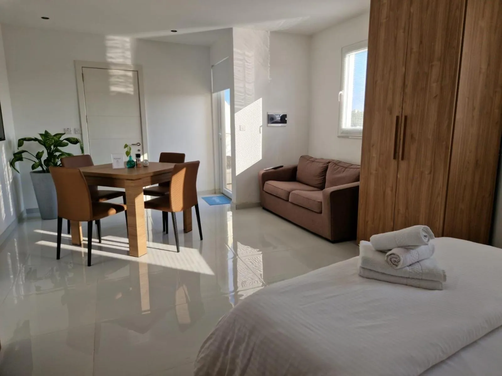 Dining area, Bed in Marina Studios