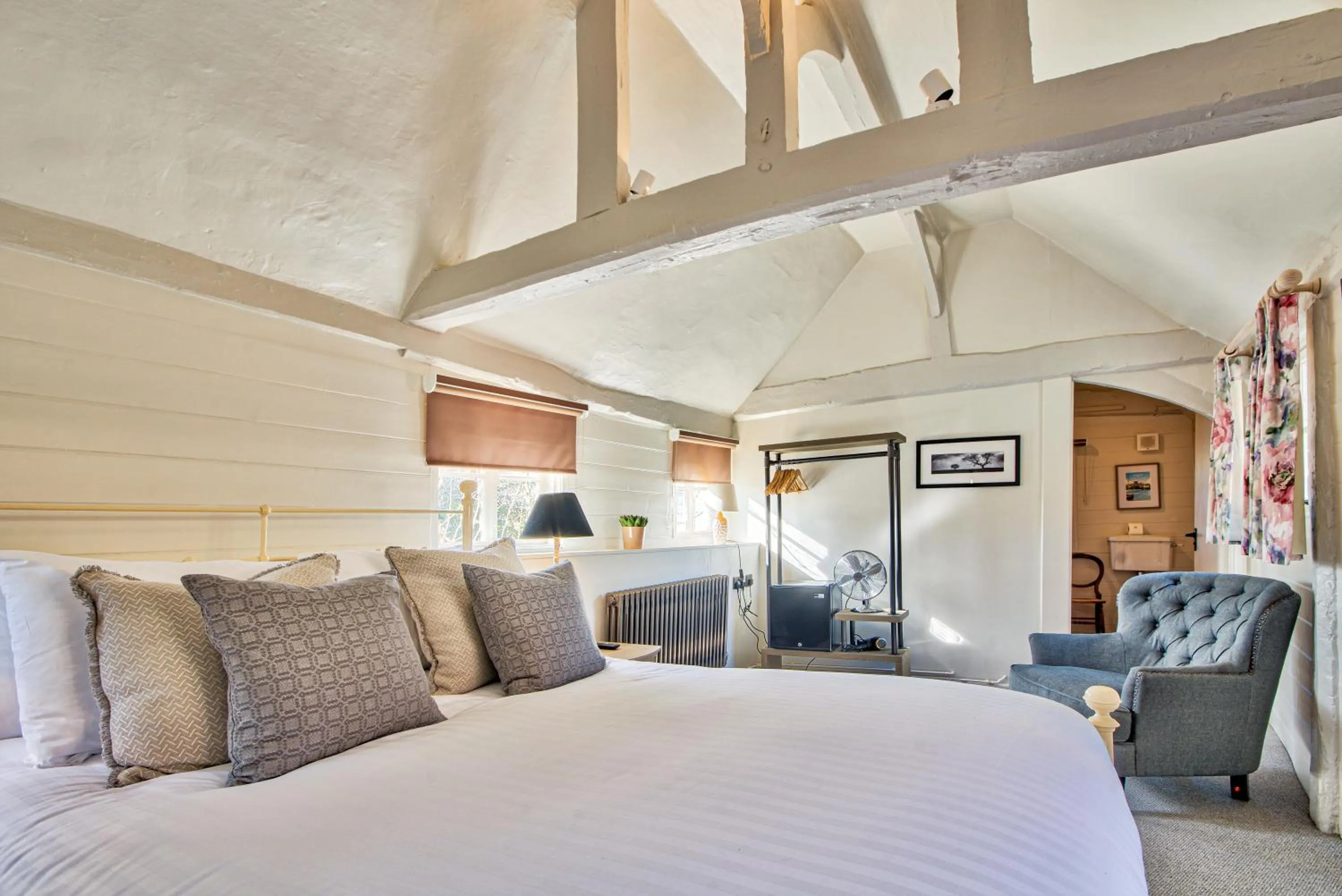 Bathroom, Bed in The Woolpack Inn