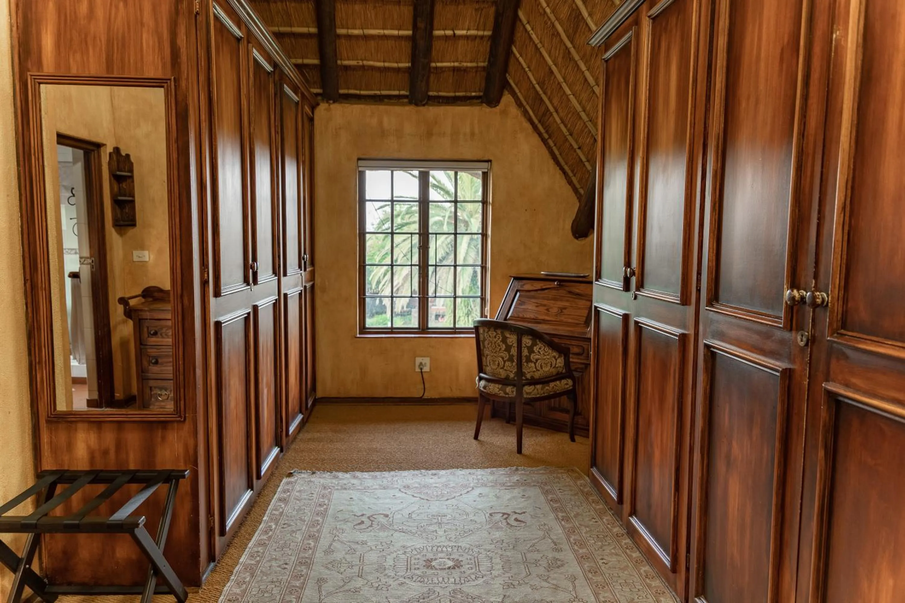 wardrobe in Hotel Nomad Belvedere Lodge