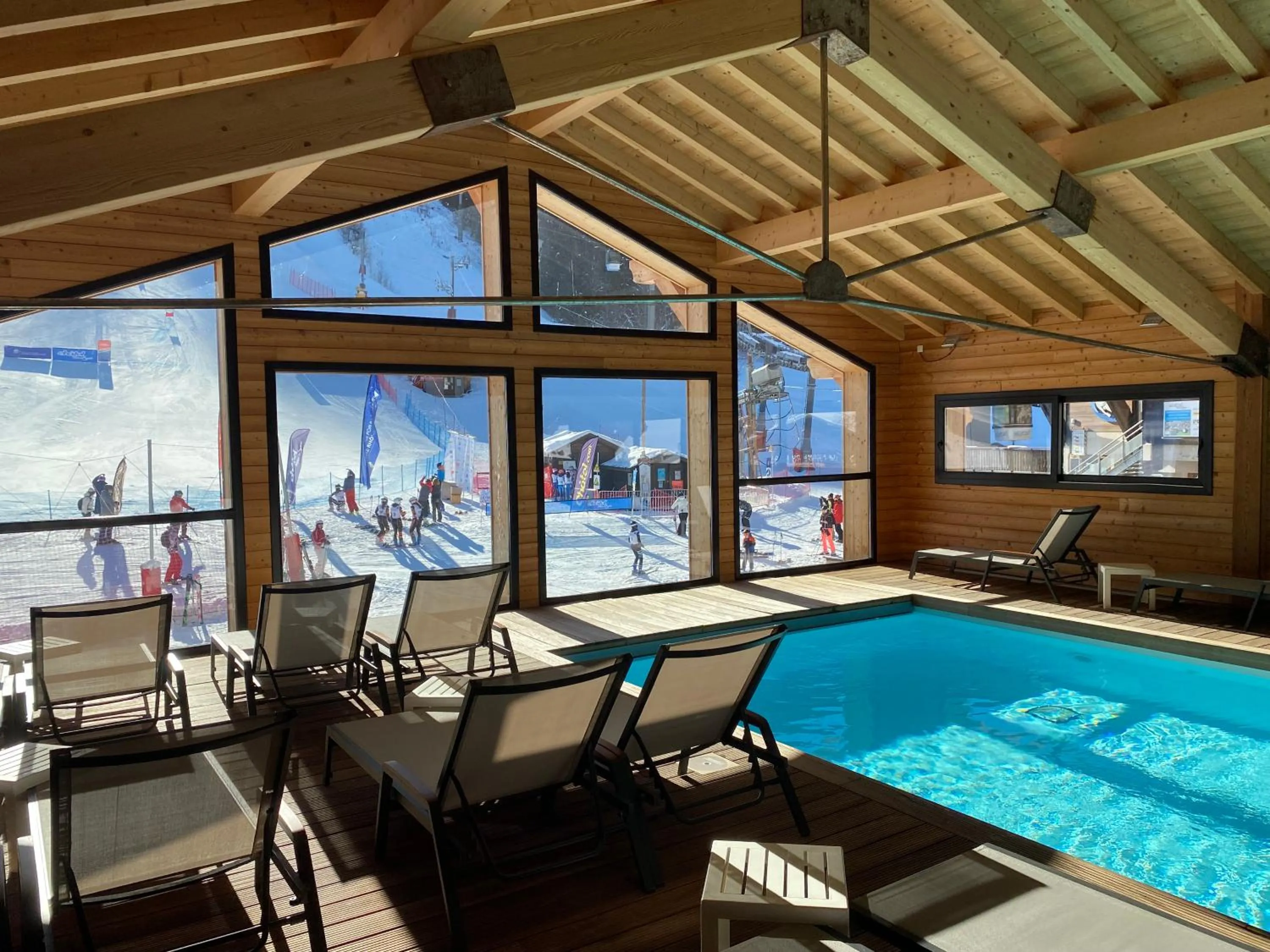 Pool view in Le Schuss