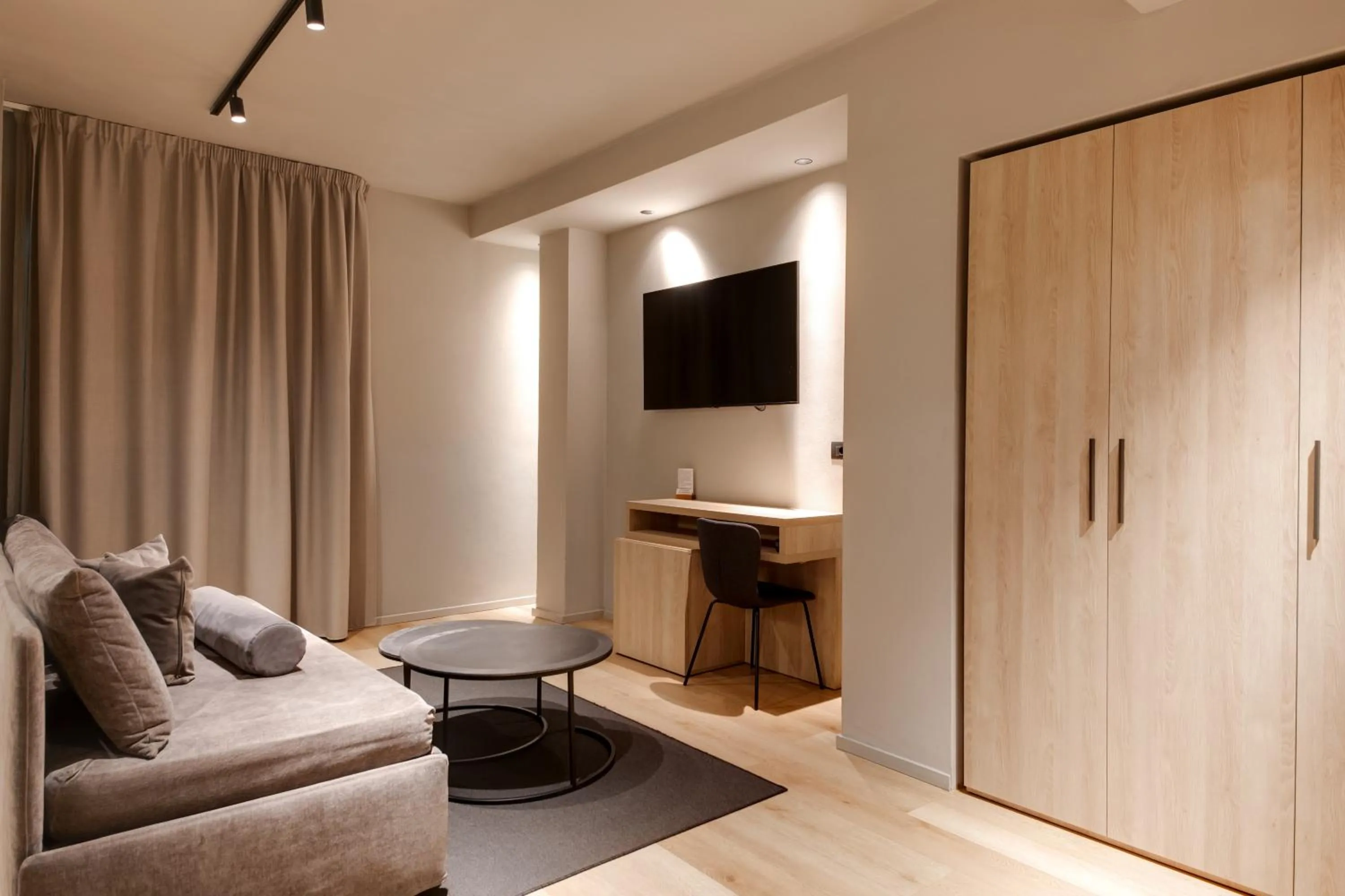 TV and multimedia in Mima Aparthotel Boutique & Spa