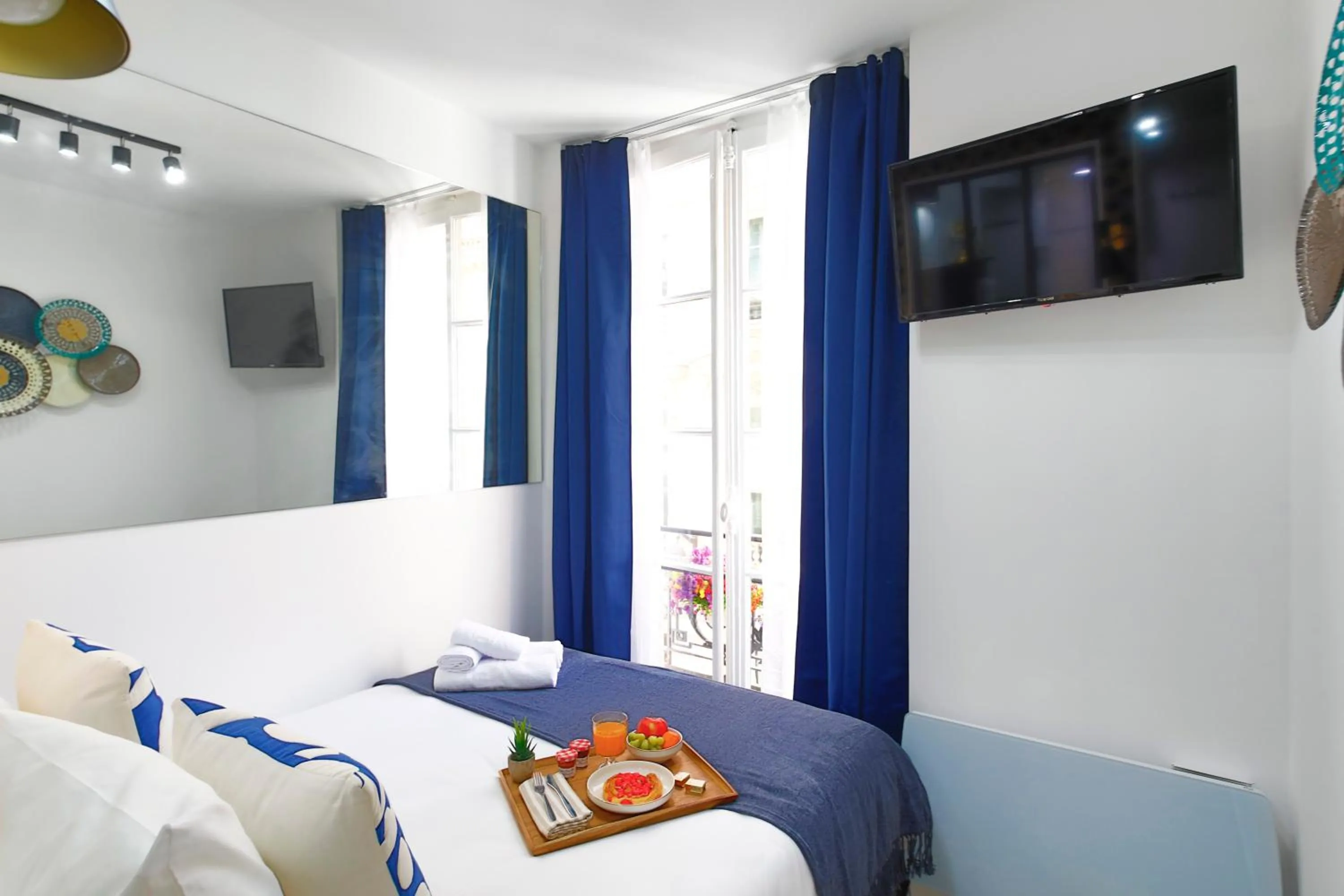 Photo of the whole room, Bed in WS Opéra - Laffitte