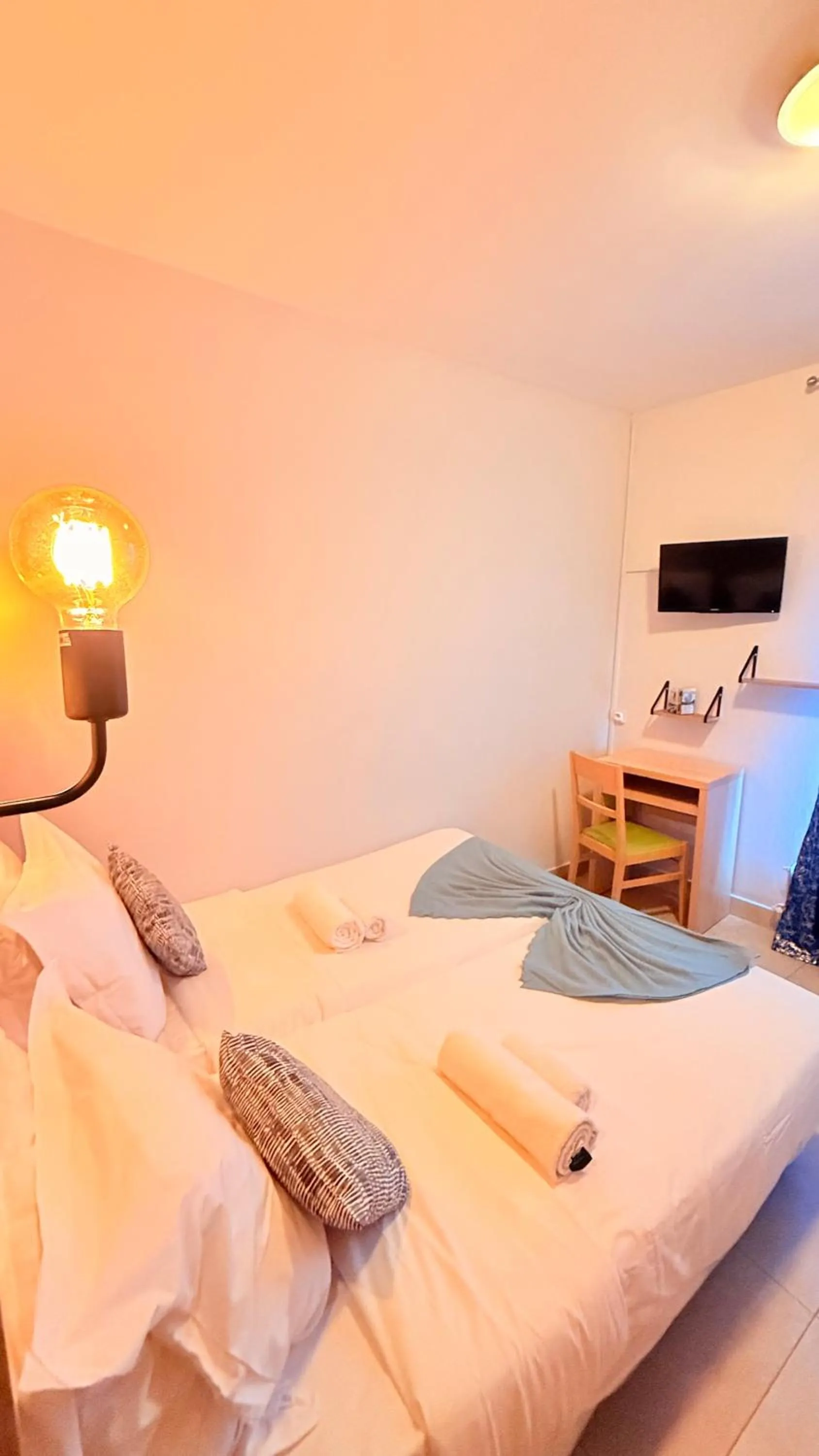 Communal lounge/ TV room in Hôtel de Choisy