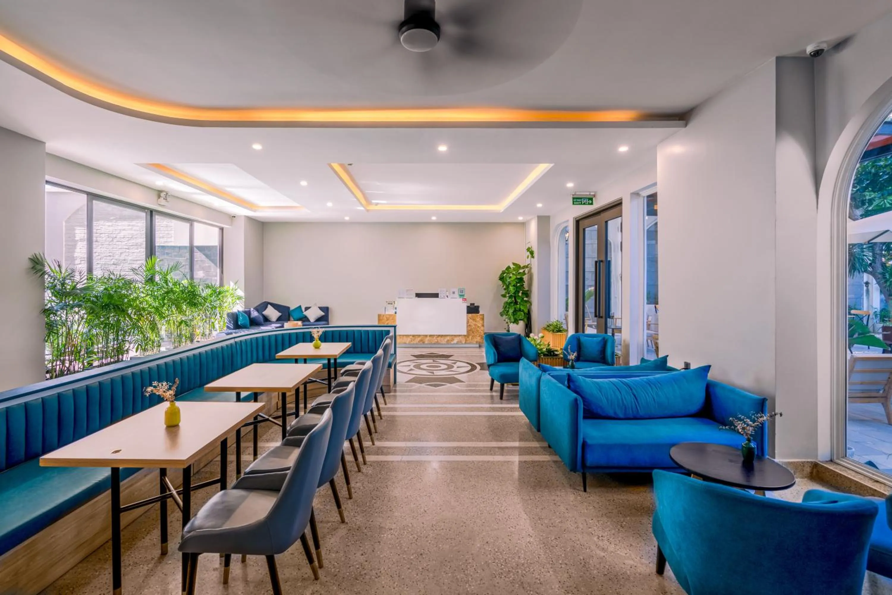 Restaurant/places to eat in Le Cap Gym Hotel & Apartments