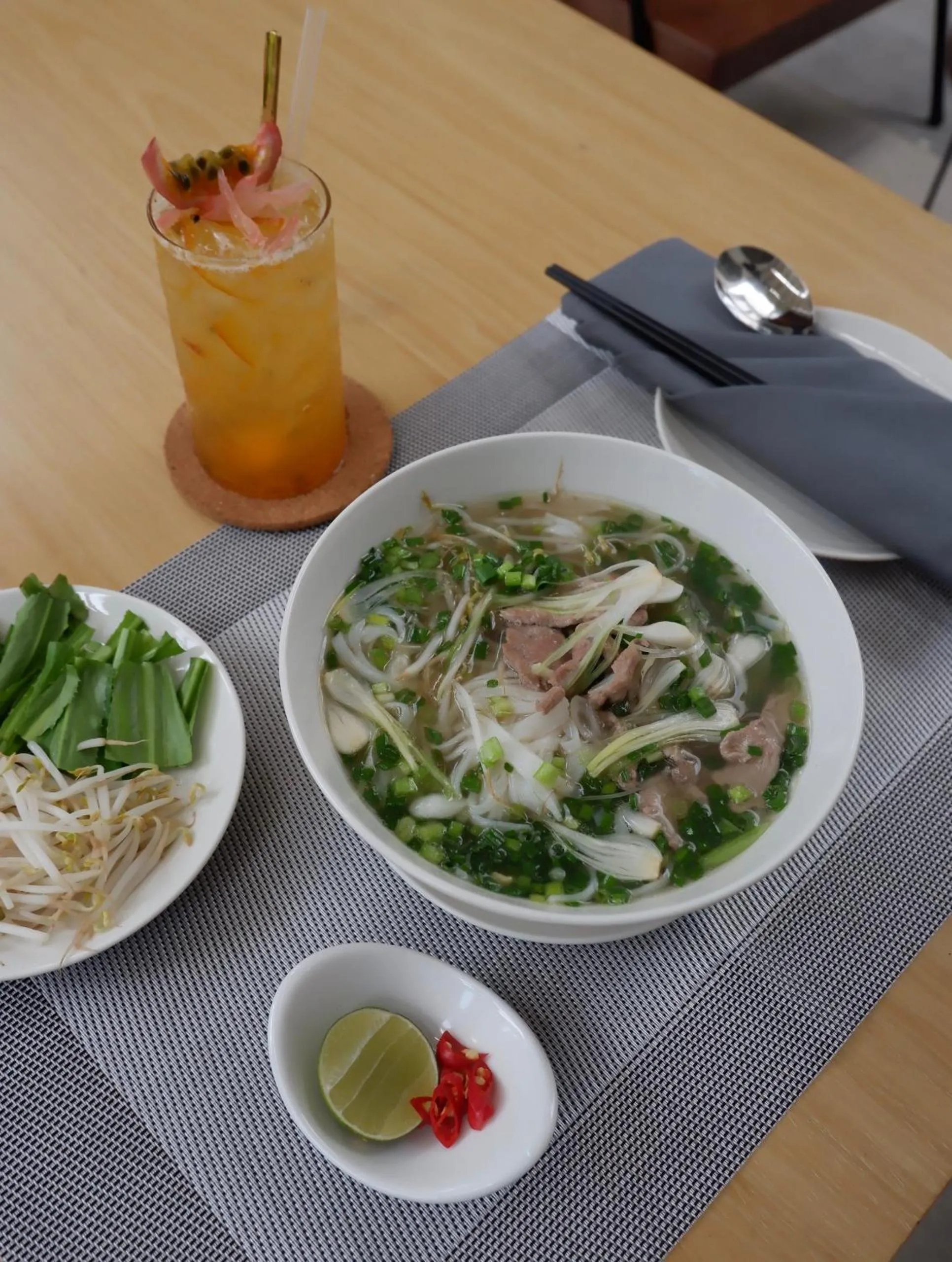 Restaurant/places to eat in Le Cap Gym Hotel & Apartments