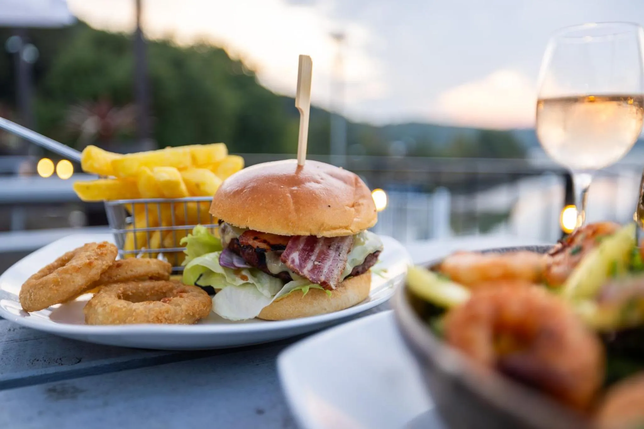 Restaurant/places to eat in Woolverstone Marina and Lodge Park