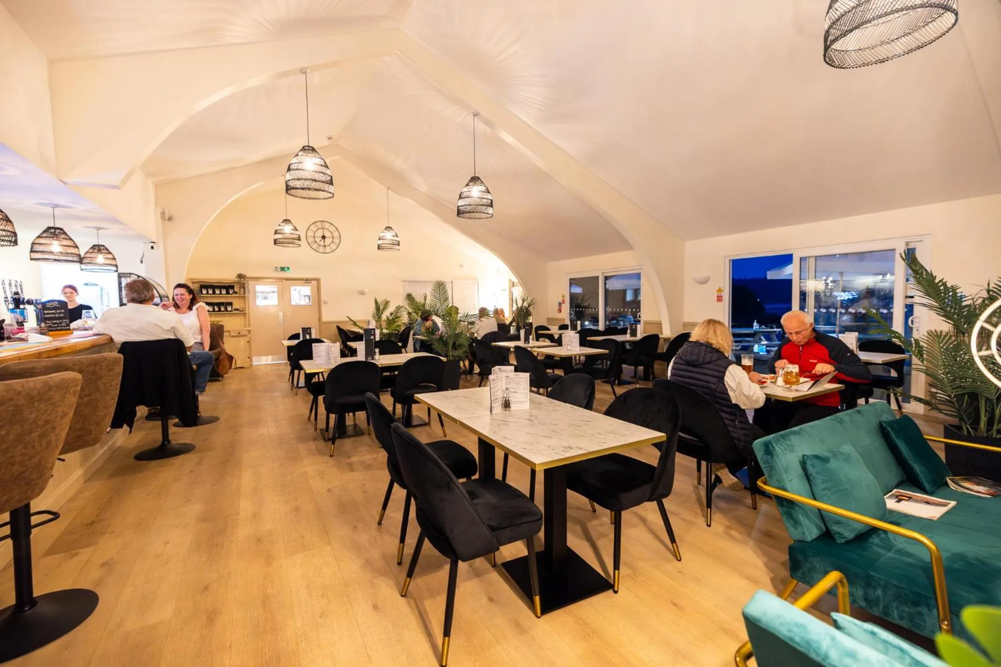 Restaurant/places to eat in Woolverstone Marina and Lodge Park