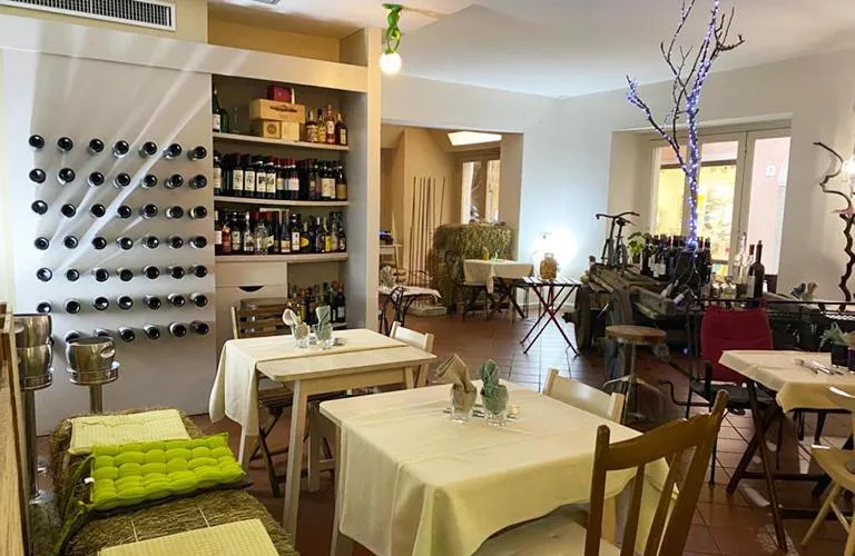 Restaurant/places to eat in Piccolo Hotel Olina