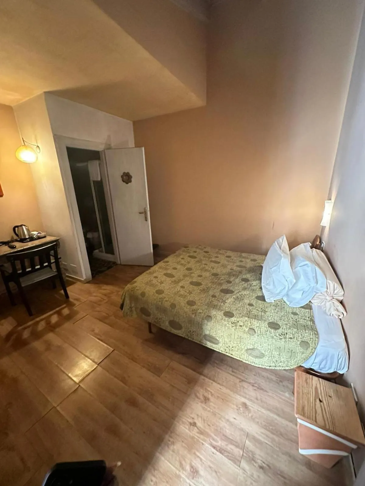 Shower, Bed in Piccolo Hotel Olina