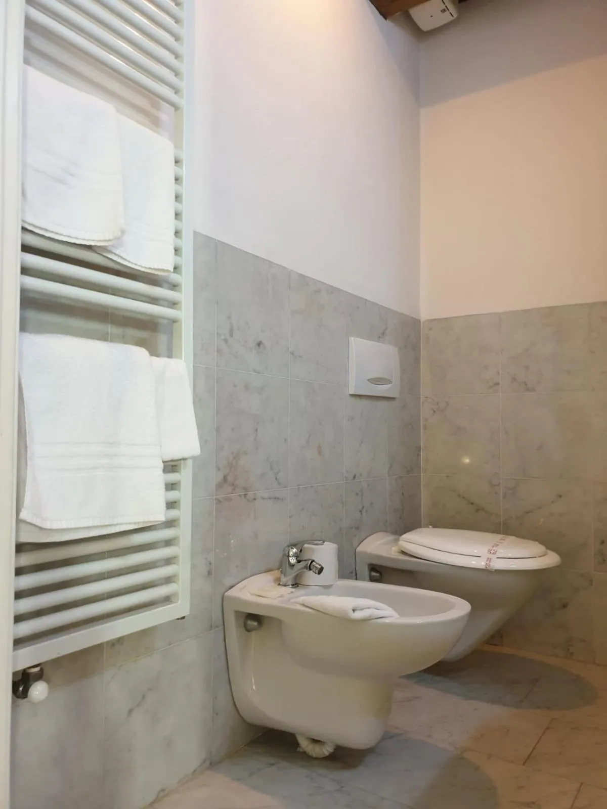 Toilet in Piccolo Hotel Olina