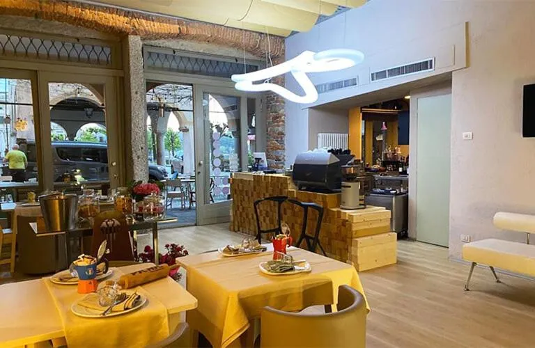 Restaurant/places to eat in Piccolo Hotel Olina