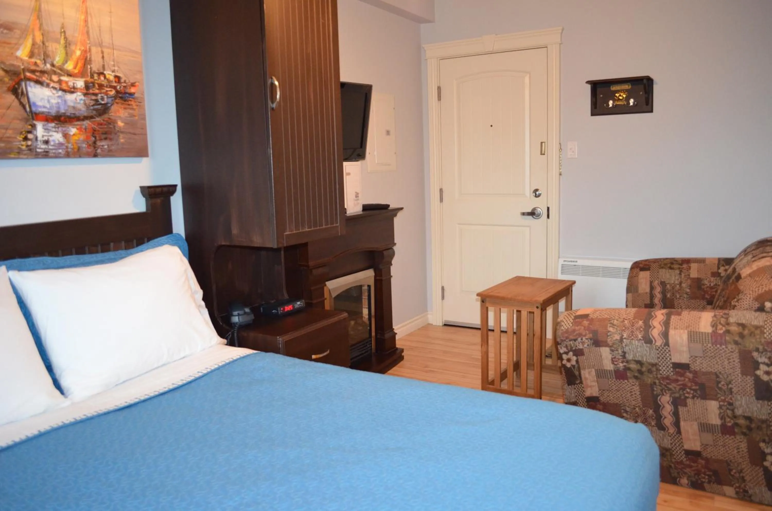 Seating area, Bed in Le Citadin