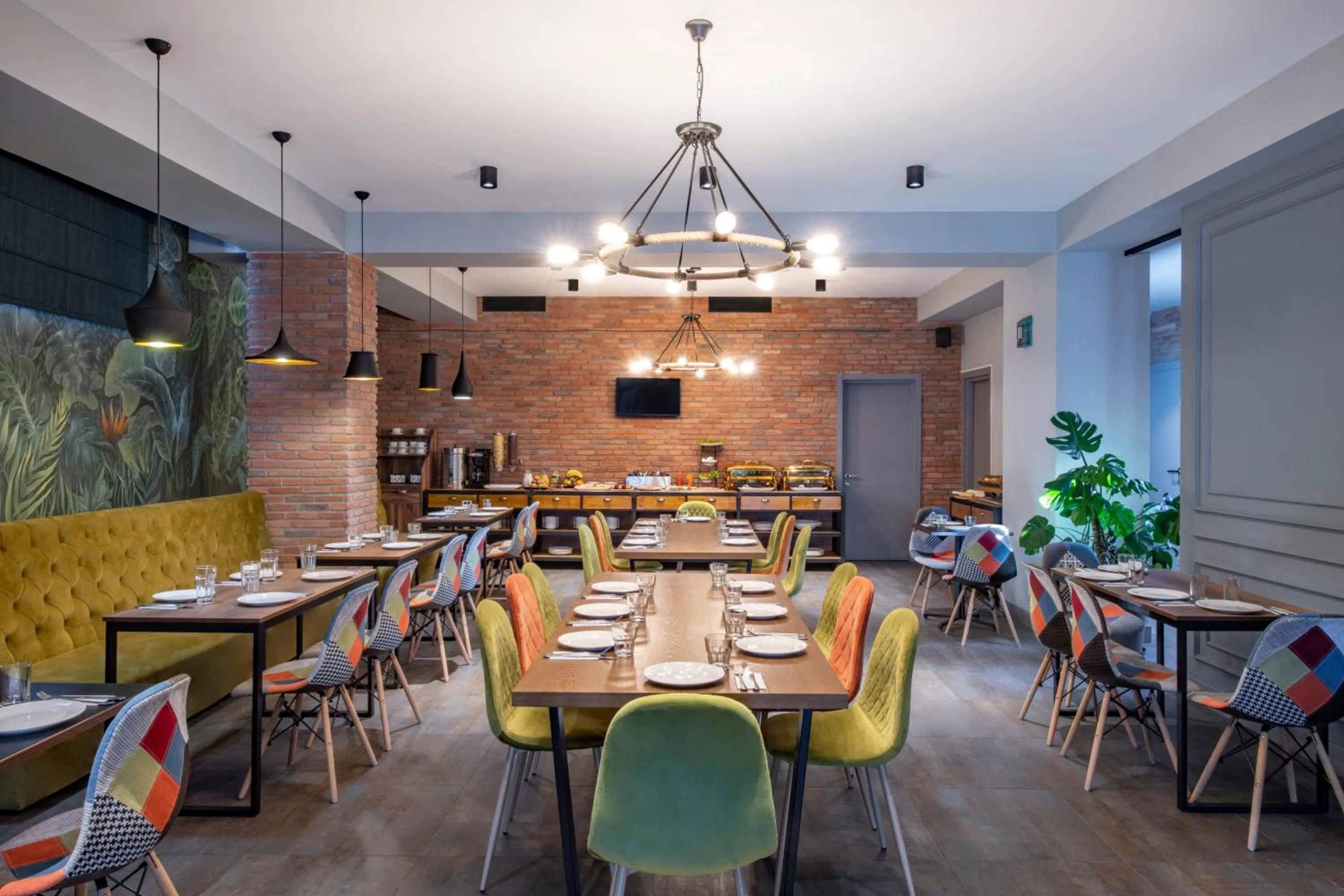 Restaurant/places to eat in Hotel Address 9D