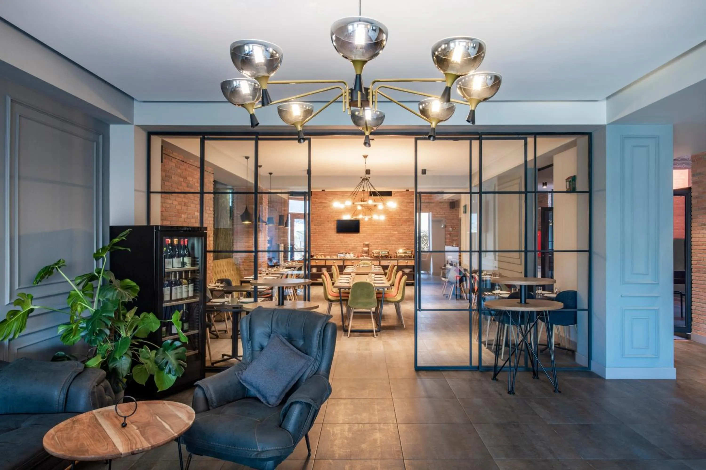 Restaurant/places to eat in Hotel Address 9D