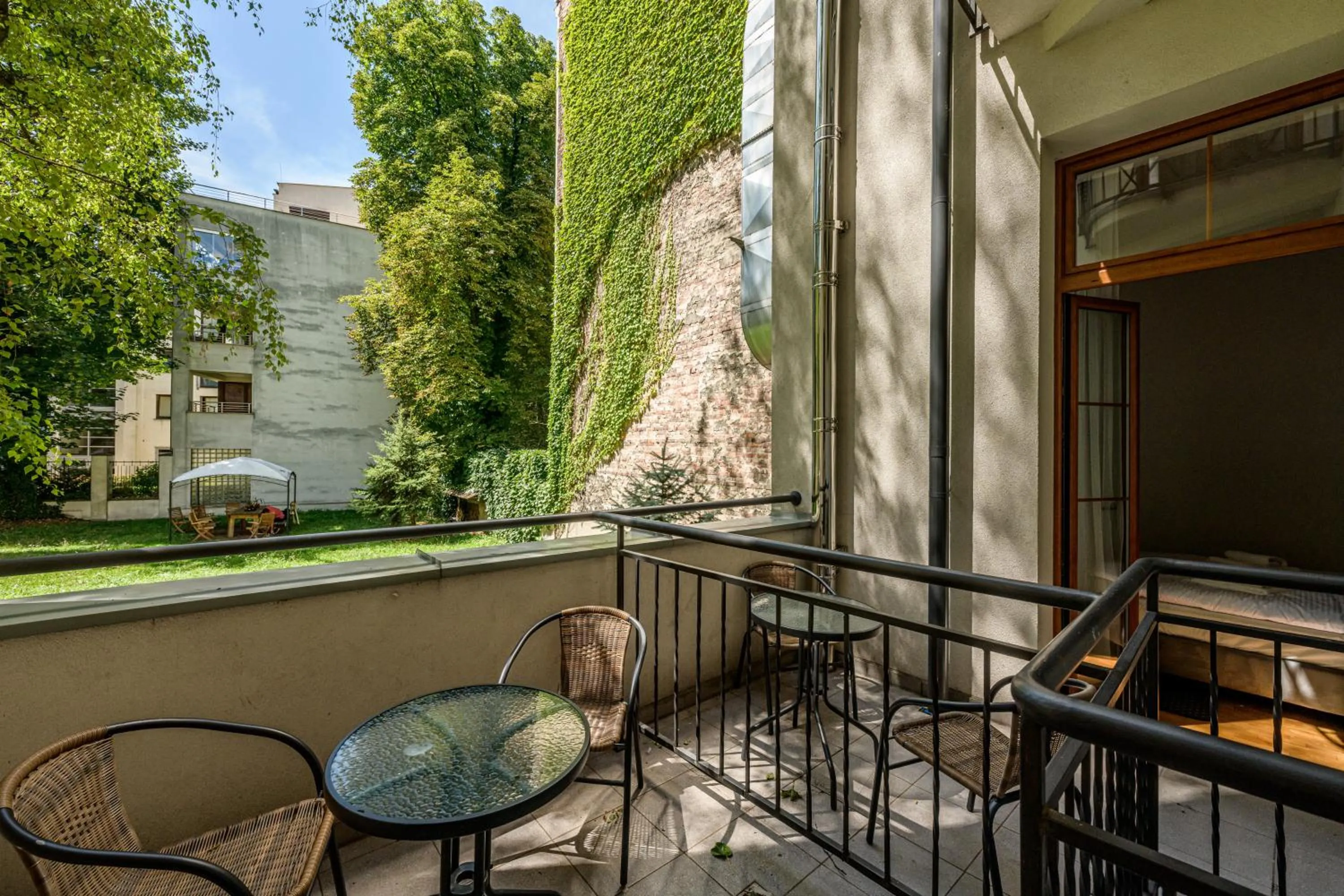 Property building in ON/SET APARTHOTEL