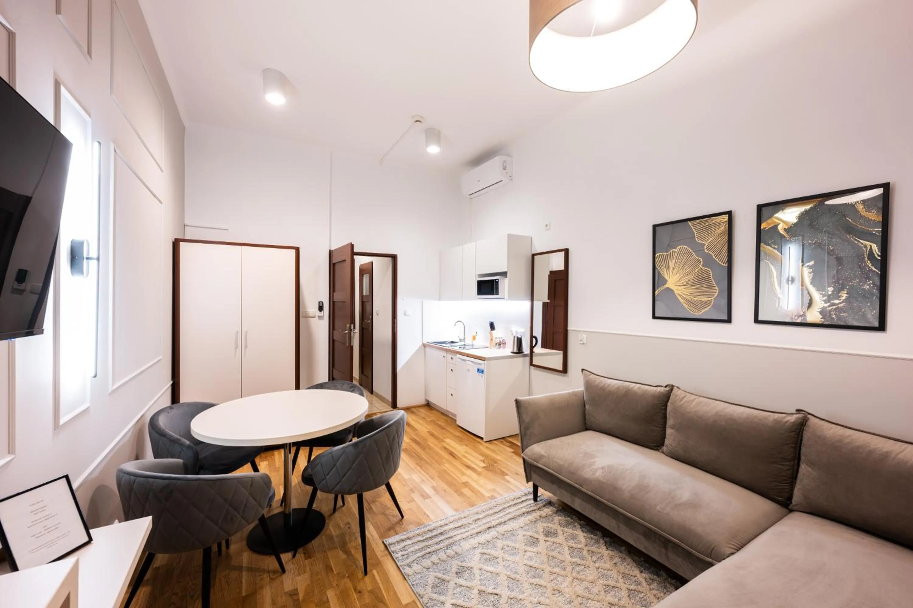 TV and multimedia in ON/SET APARTHOTEL