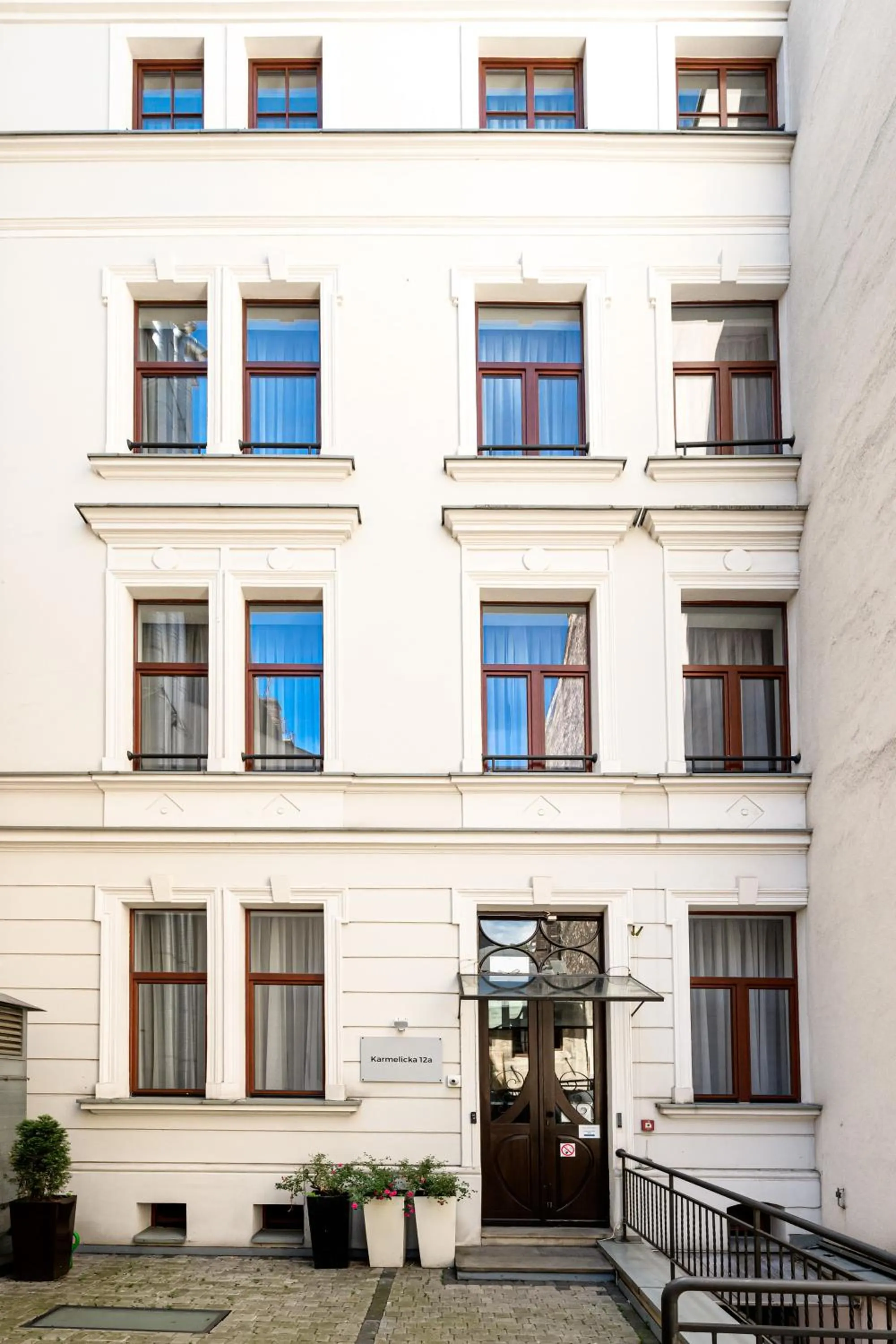 Property building in ON/SET APARTHOTEL