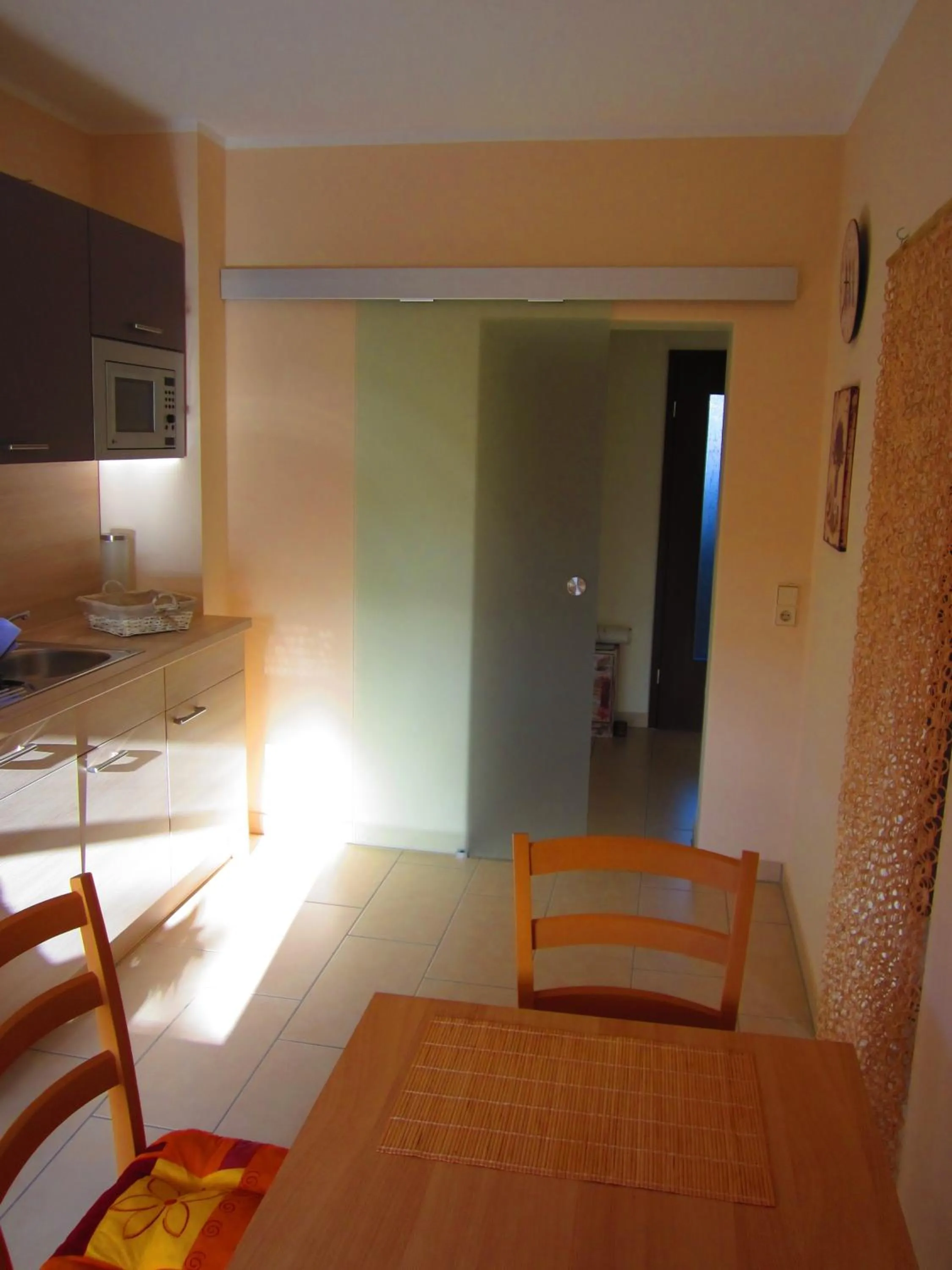Dining area, Bed in Hansis Lodge