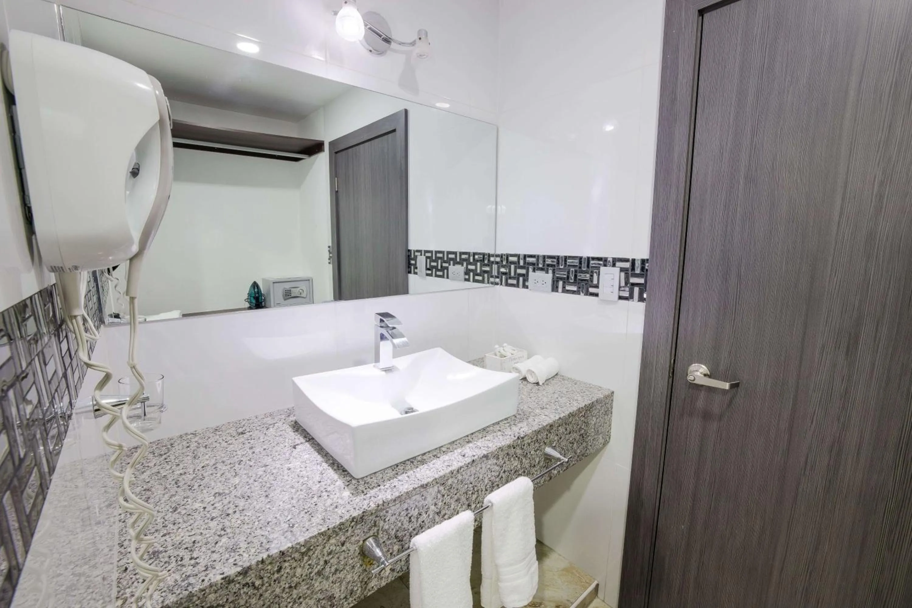 Basha Hotel & Restaurant