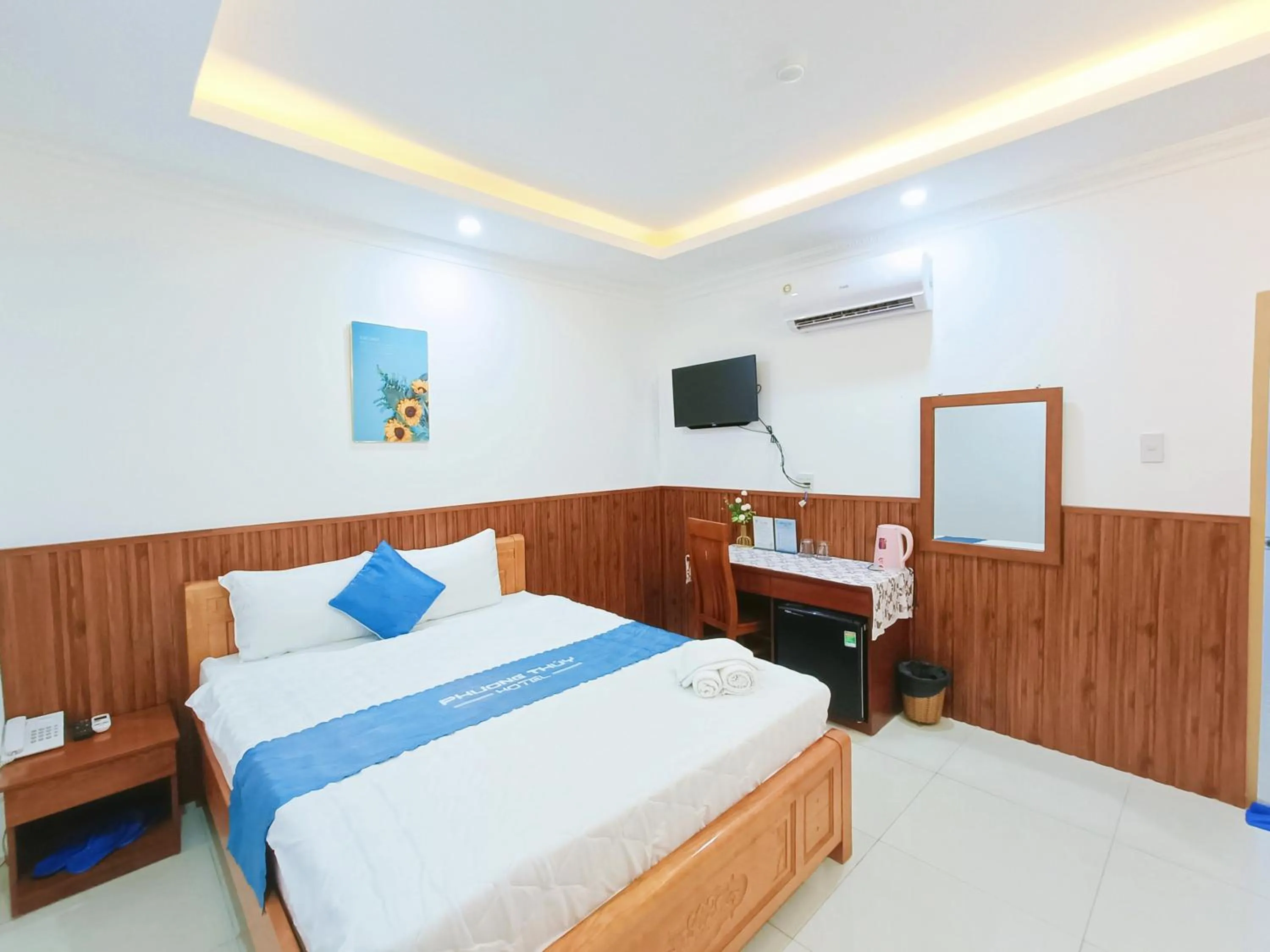 Photo of the whole room, Bed in Phuong Thuy Hotel