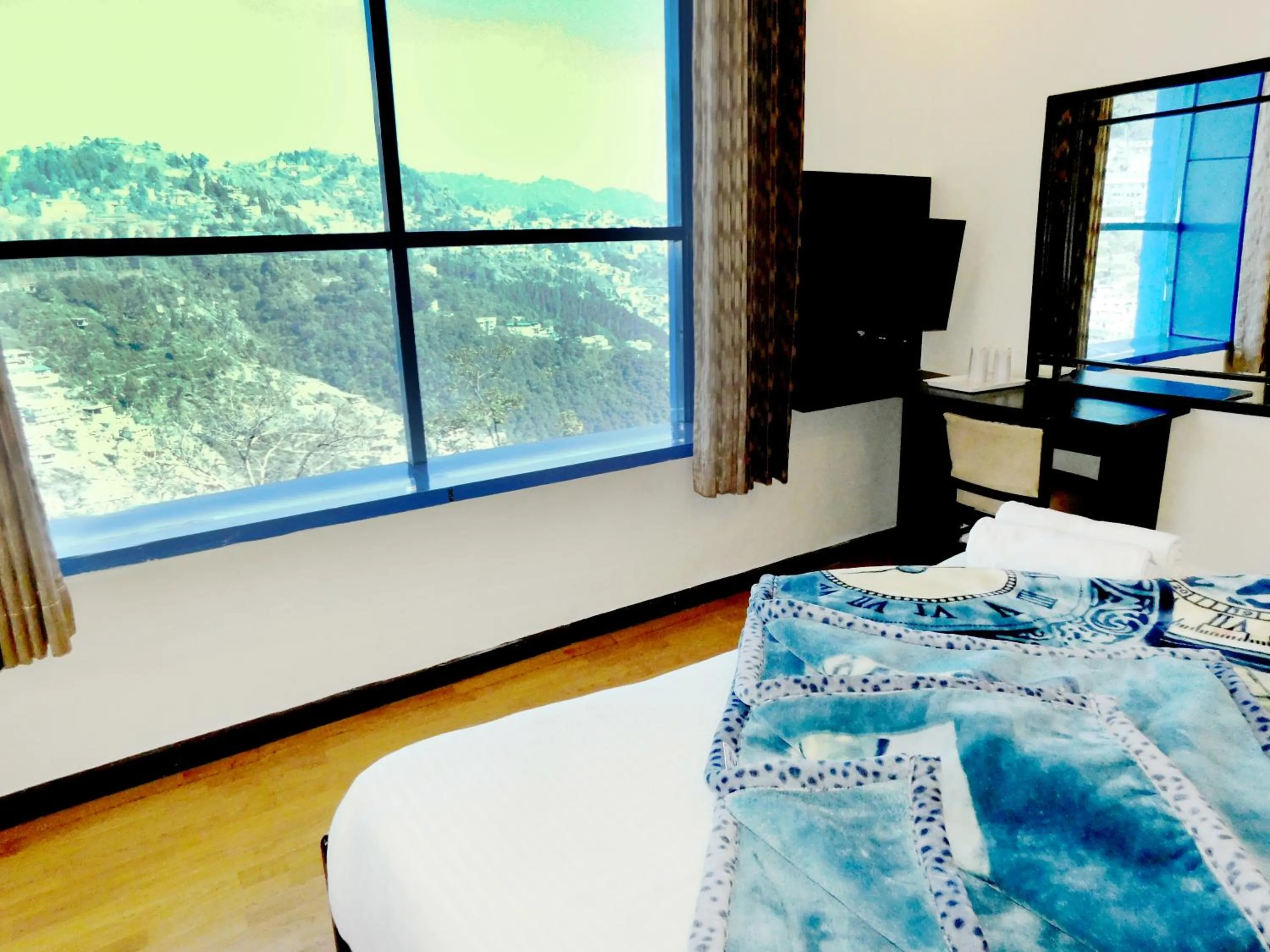 View (from property/room), Bed in Hotel Crystal Palace