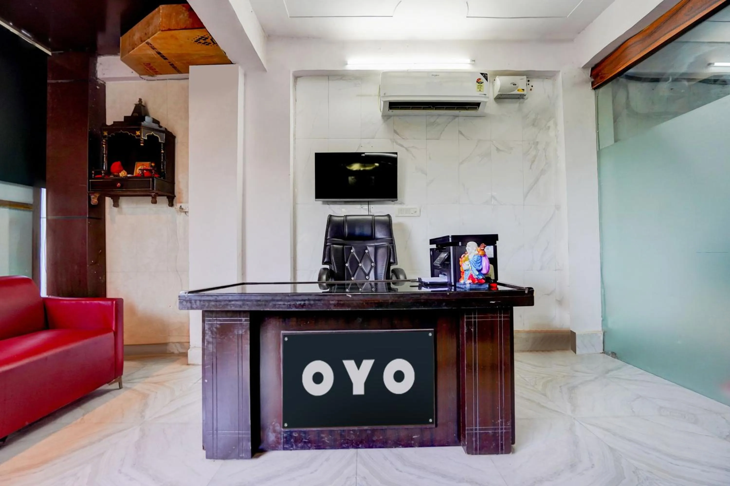 Lobby or reception in Super Hotel O The Maruti hotel