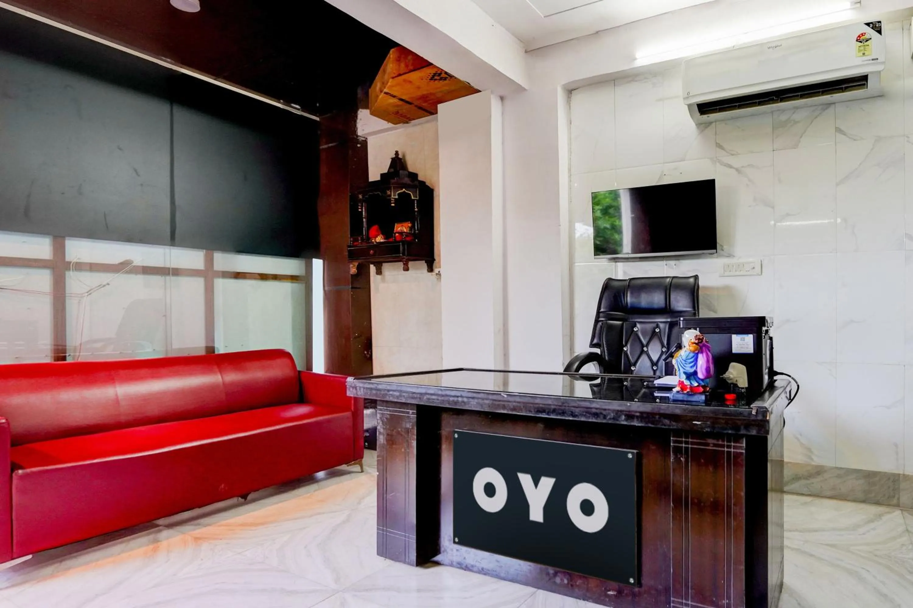 Lobby or reception in Super Hotel O The Maruti hotel