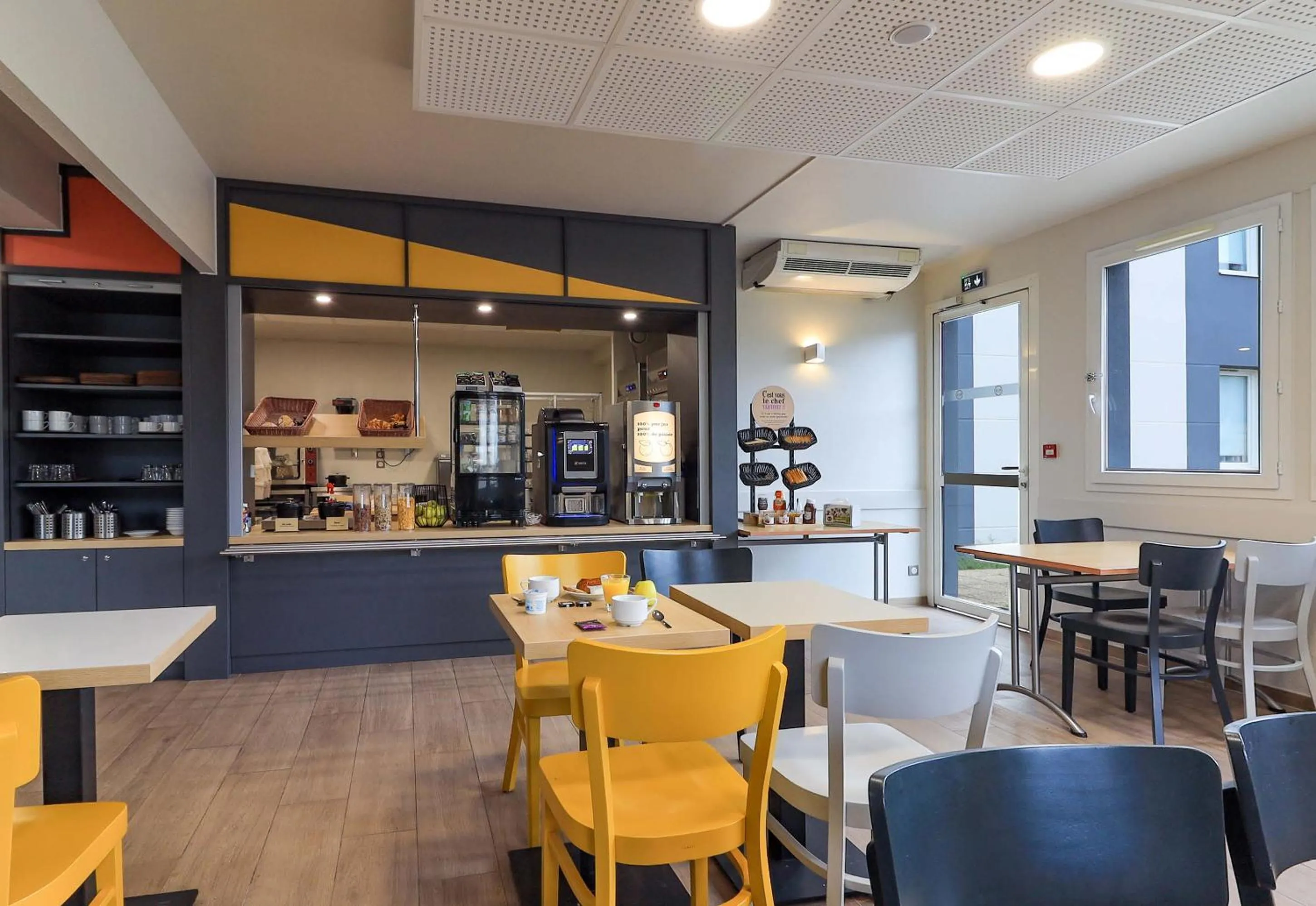 Restaurant/places to eat in B&B HOTEL Paray-le-Monial