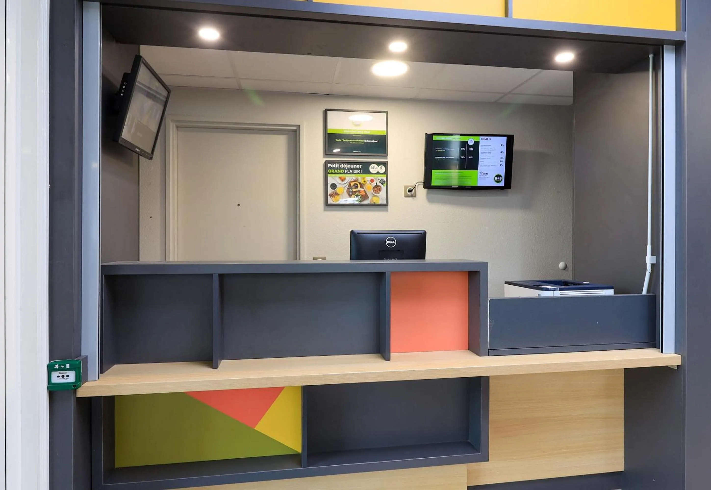 Lobby or reception in B&B HOTEL Paray-le-Monial