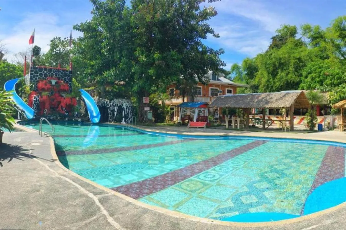 Swimming pool in Villa Filipinas Resort