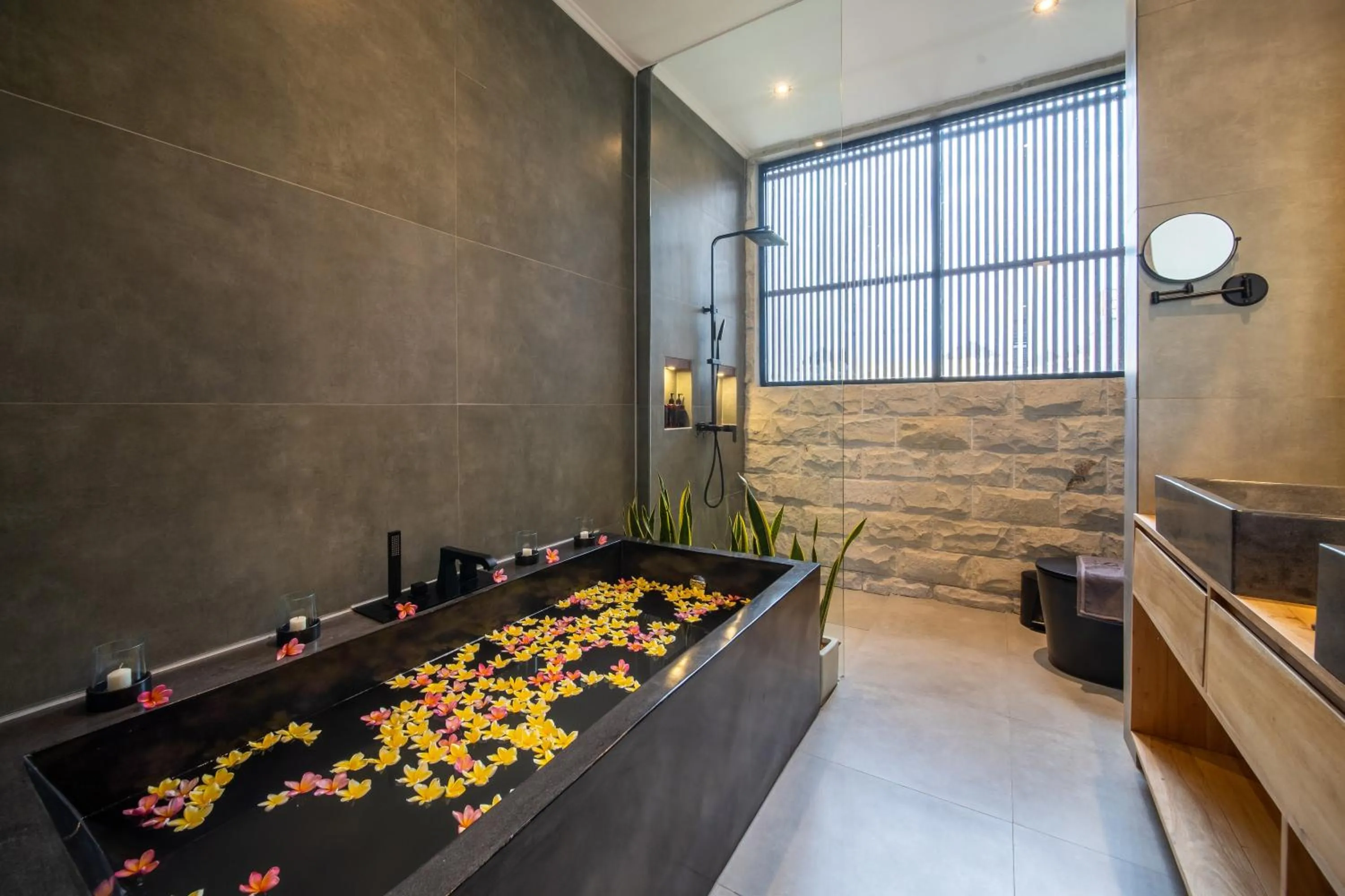 Bath in Sunny Village Berawa