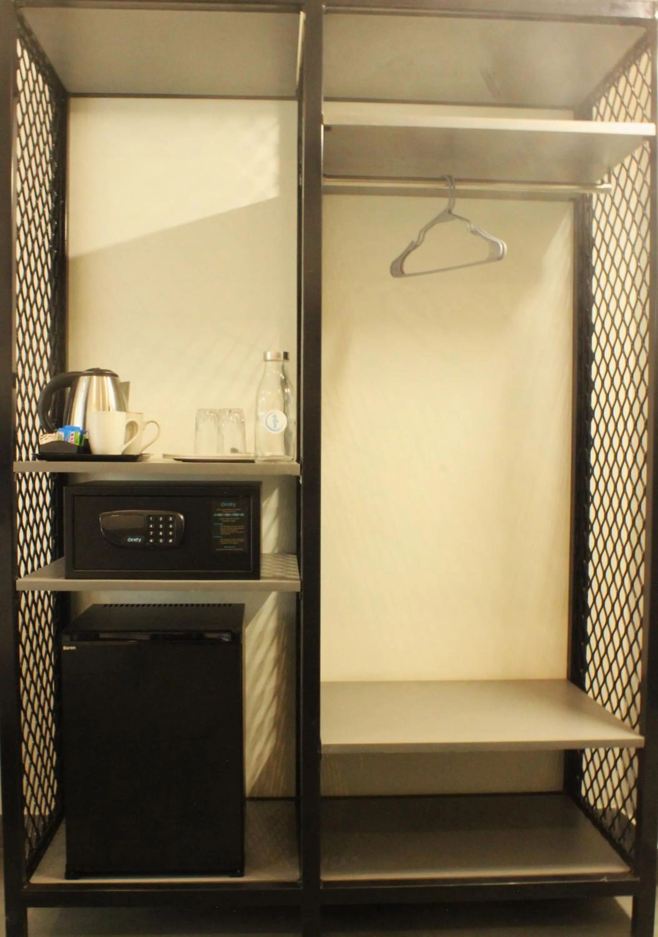 microwave in Coastal Pearl Hotel Miramar Panaji