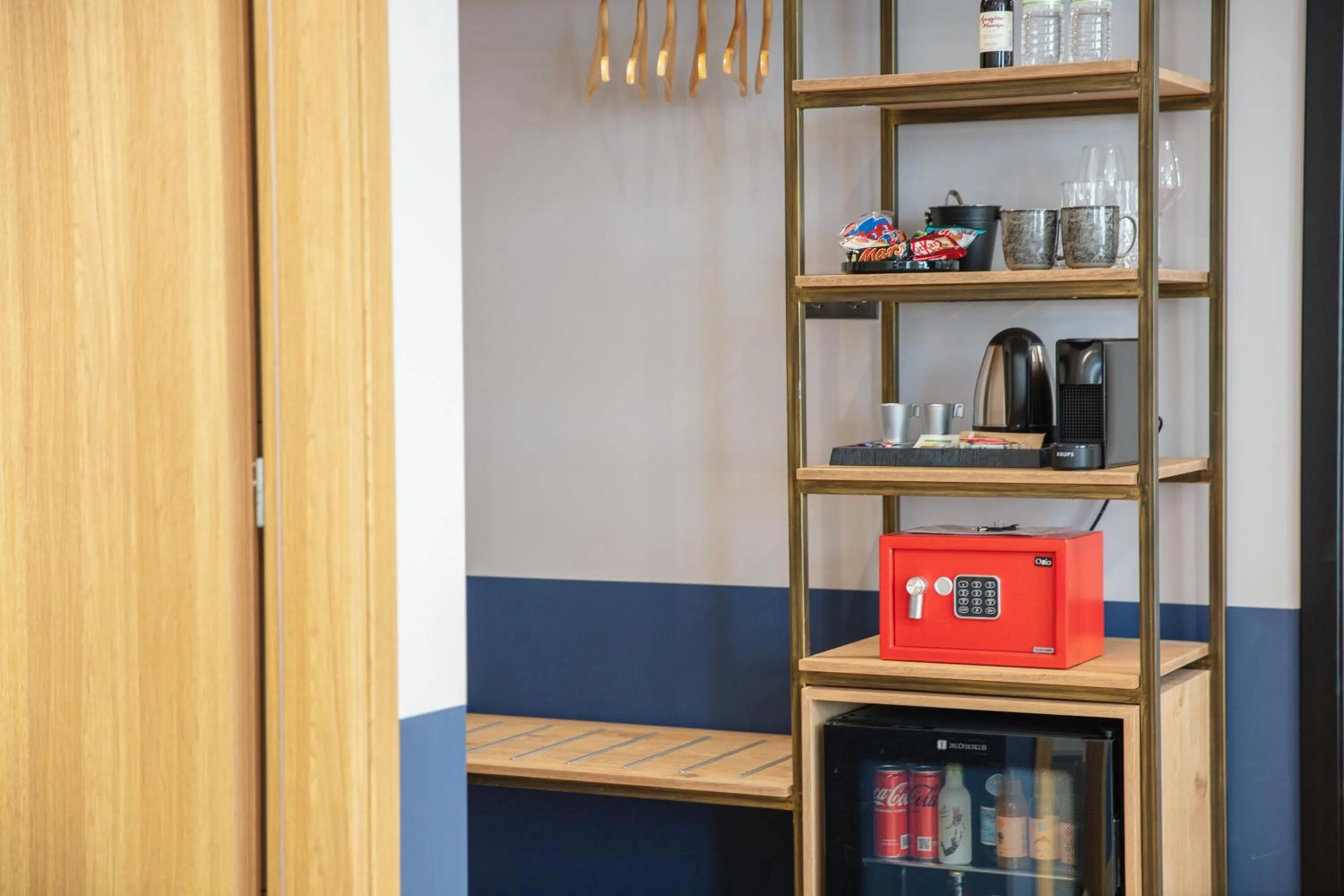 Coffee/tea facilities in The Vault Athens